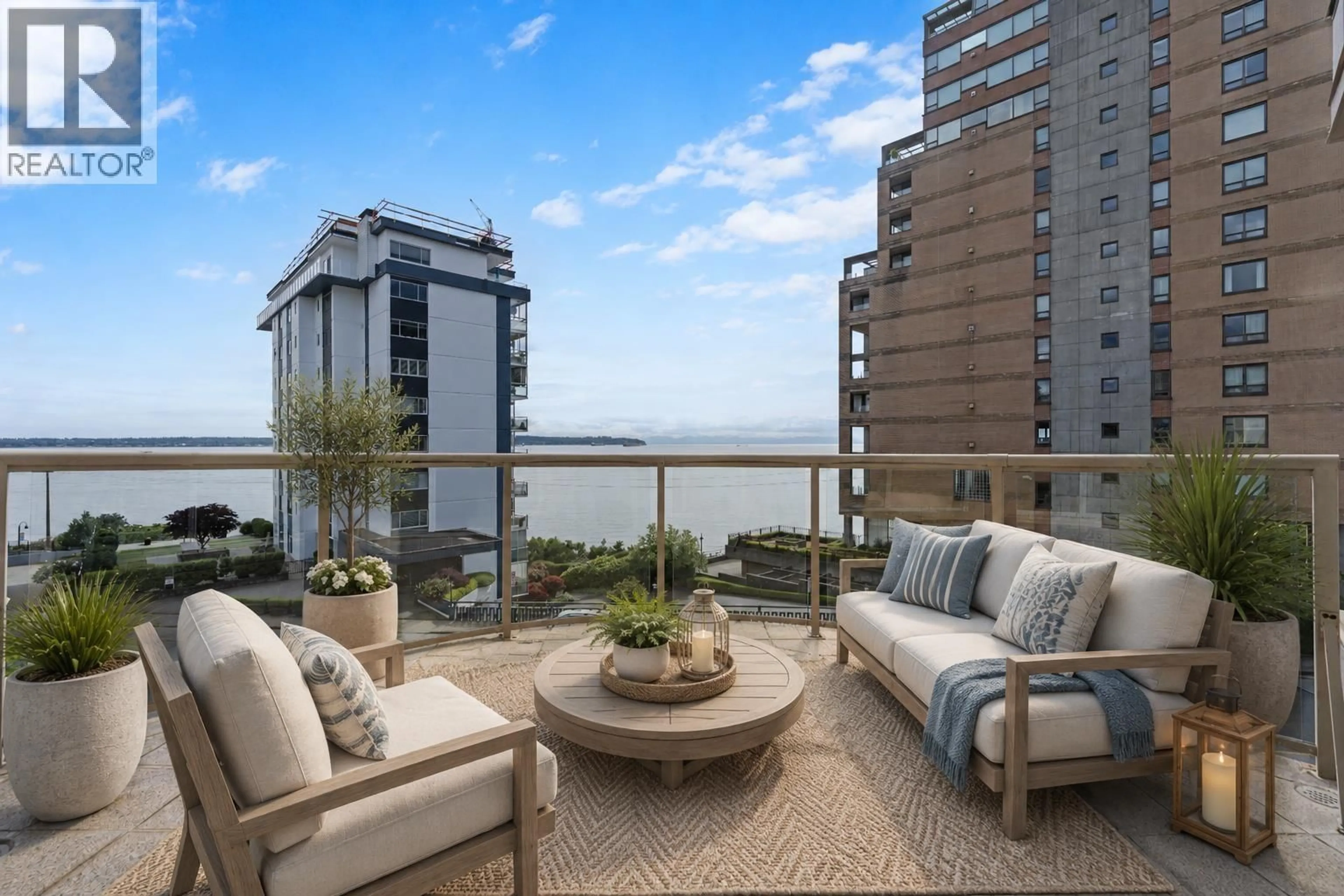 Patio, water/lake/river/ocean view for 4 - 2243 BELLEVUE AVENUE, West Vancouver British Columbia V7V1C5