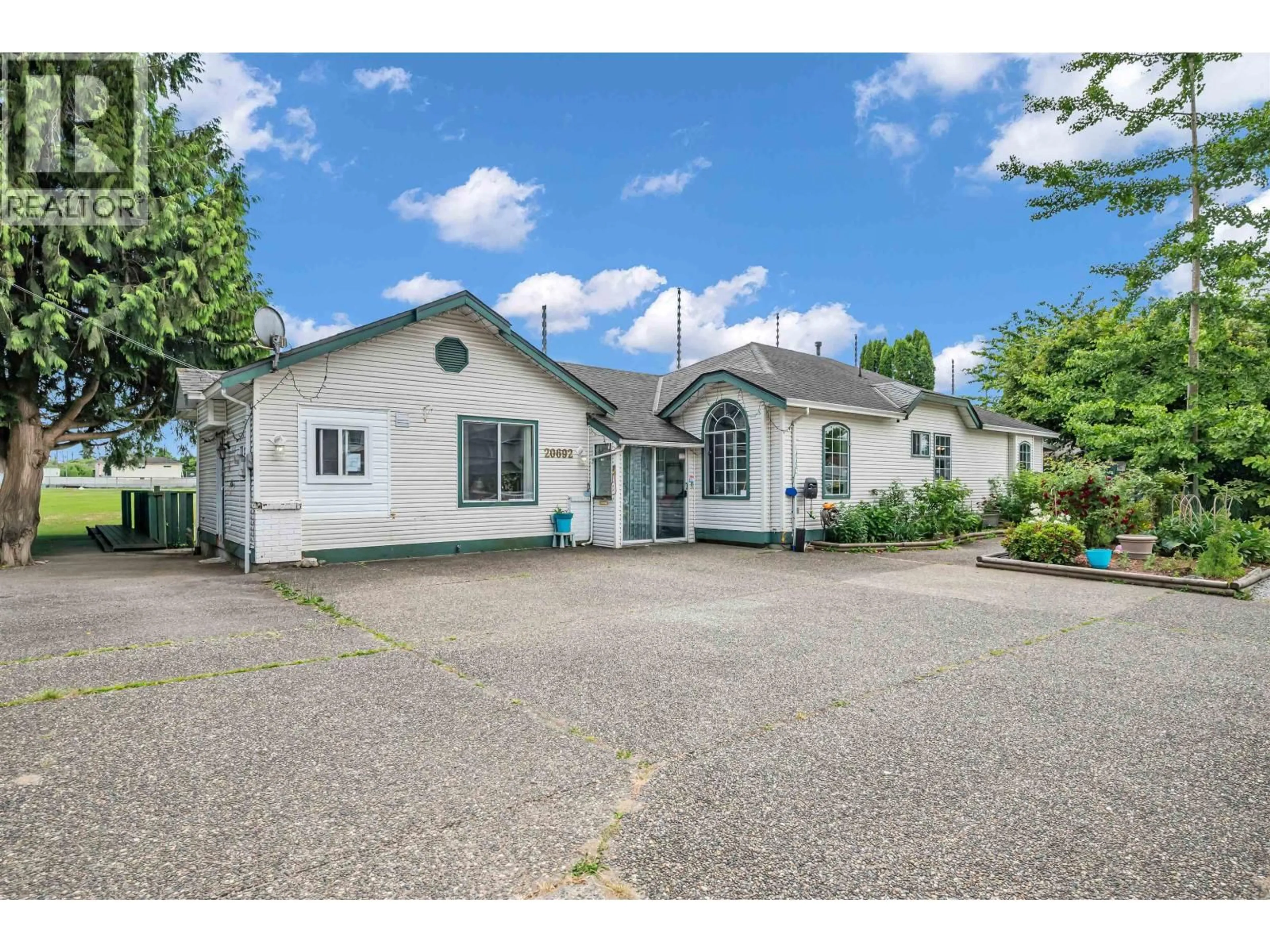 A pic from outside/outdoor area/front of a property/back of a property/a pic from drone, building for 20692 RIVER ROAD, Maple Ridge British Columbia V2X0P3