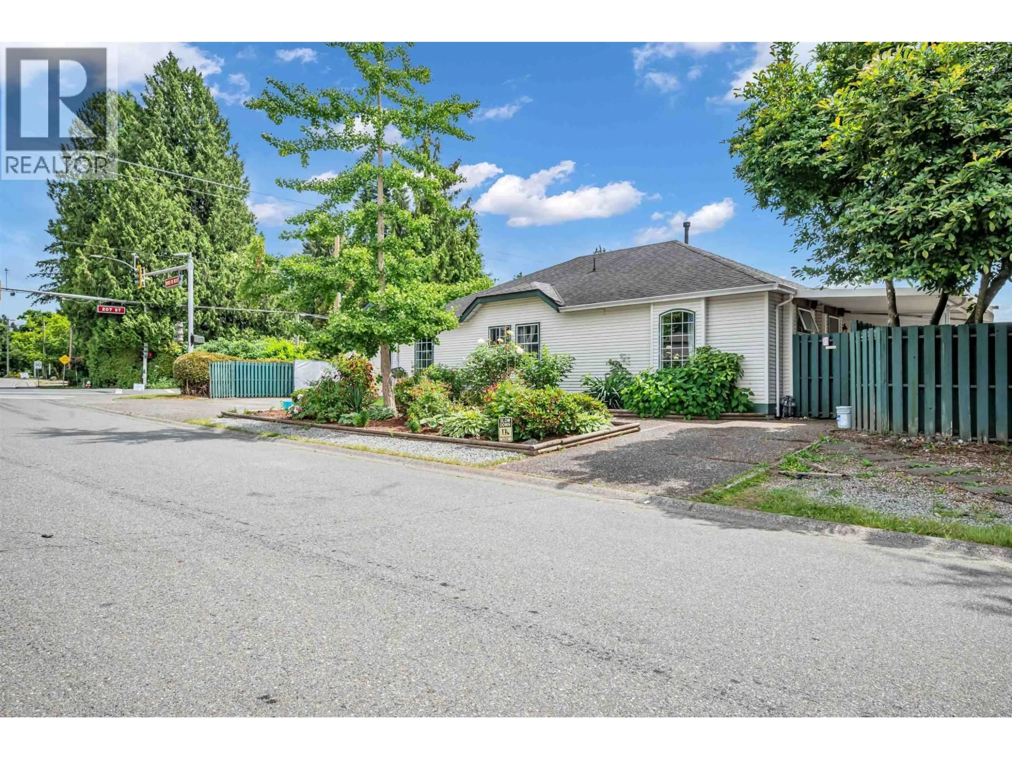 A pic from outside/outdoor area/front of a property/back of a property/a pic from drone, street for 20692 RIVER ROAD, Maple Ridge British Columbia V2X0P3