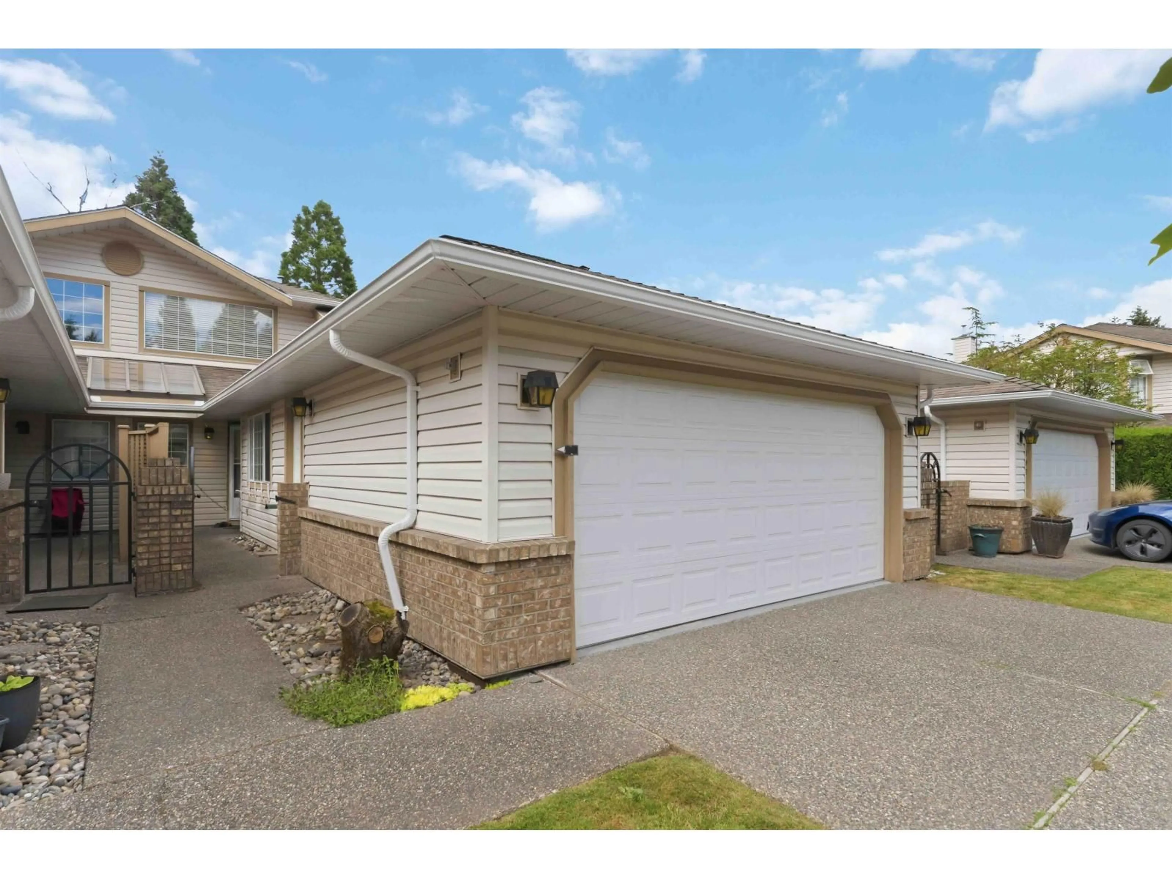 Indoor garage for 108 - 9715 148A STREET, Surrey British Columbia V3R9N8