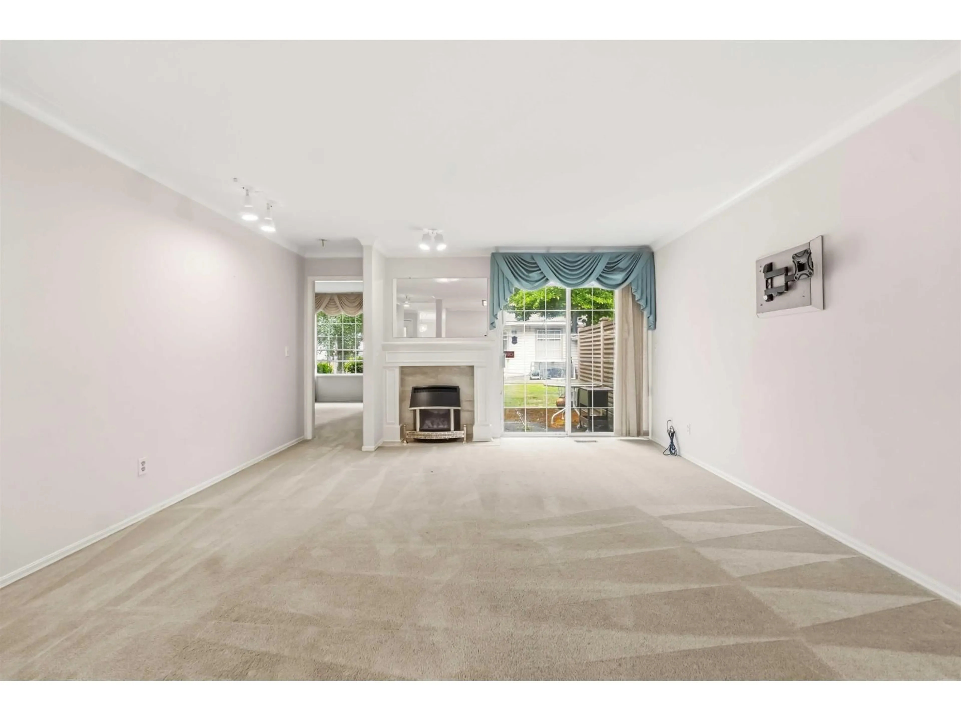 A pic of a room for 108 - 9715 148A STREET, Surrey British Columbia V3R9N8