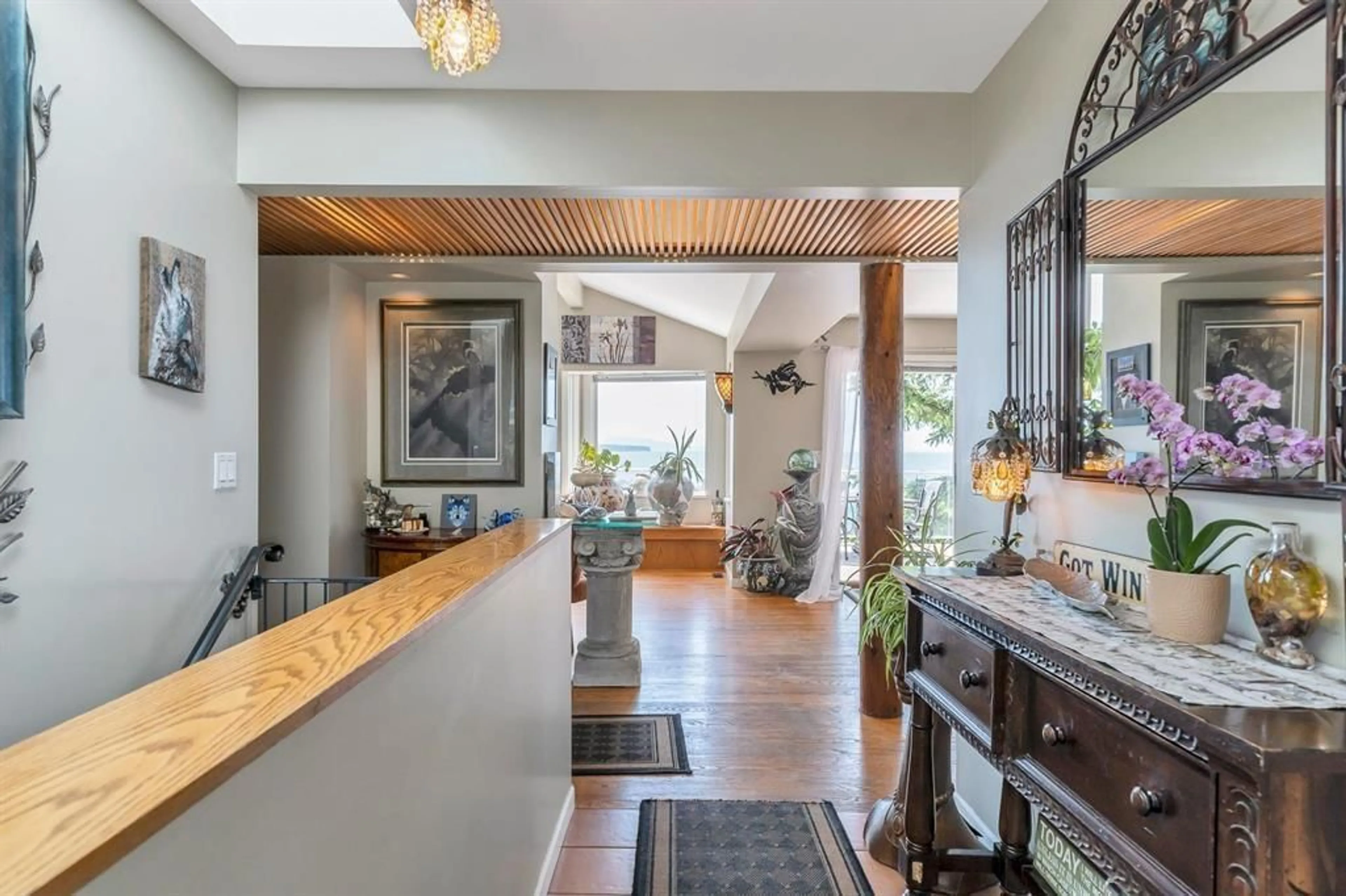 Indoor entryway for 14810 PROSPECT AVENUE, White Rock British Columbia V4B2B1