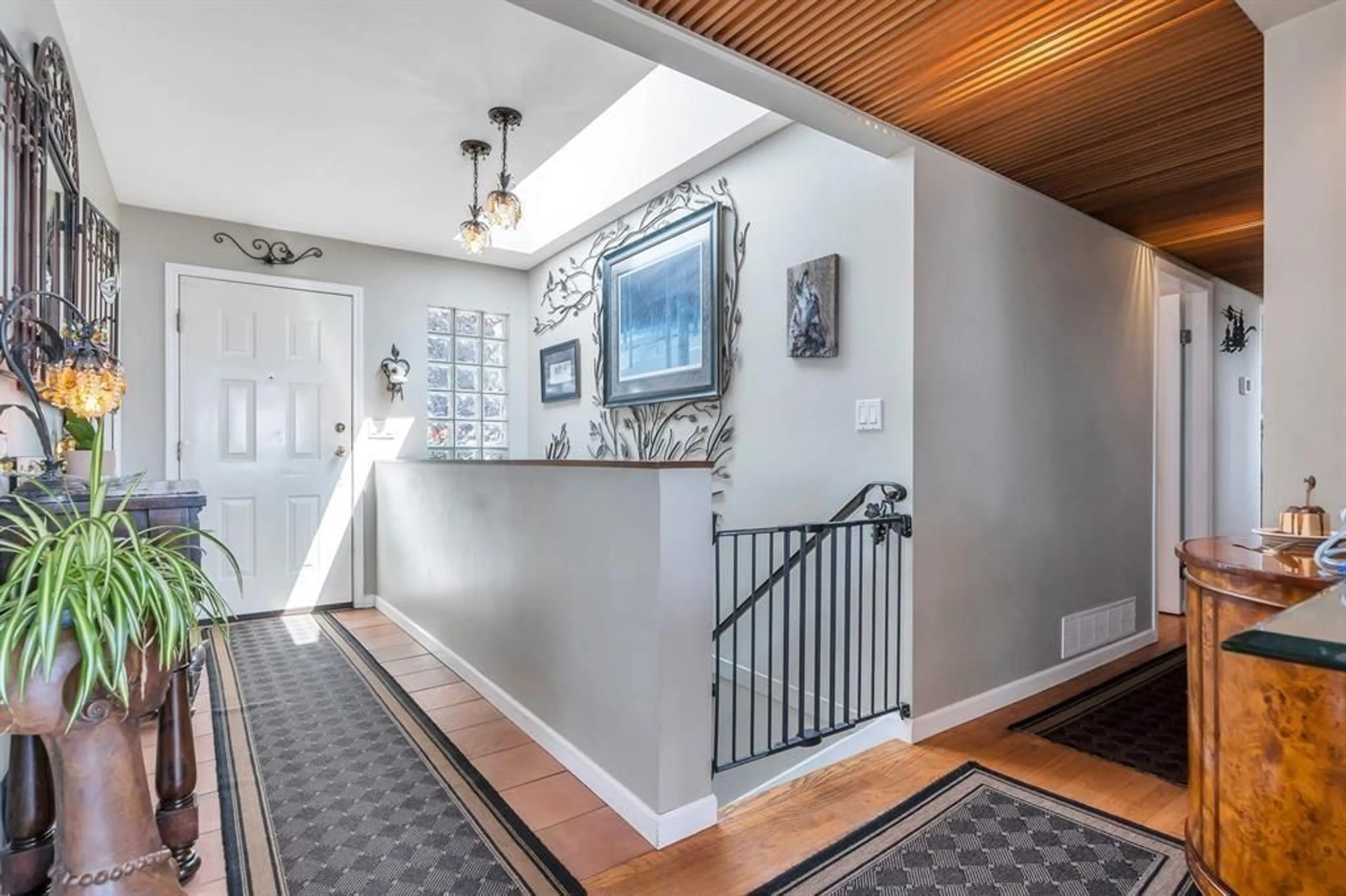 Indoor entryway for 14810 PROSPECT AVENUE, White Rock British Columbia V4B2B1