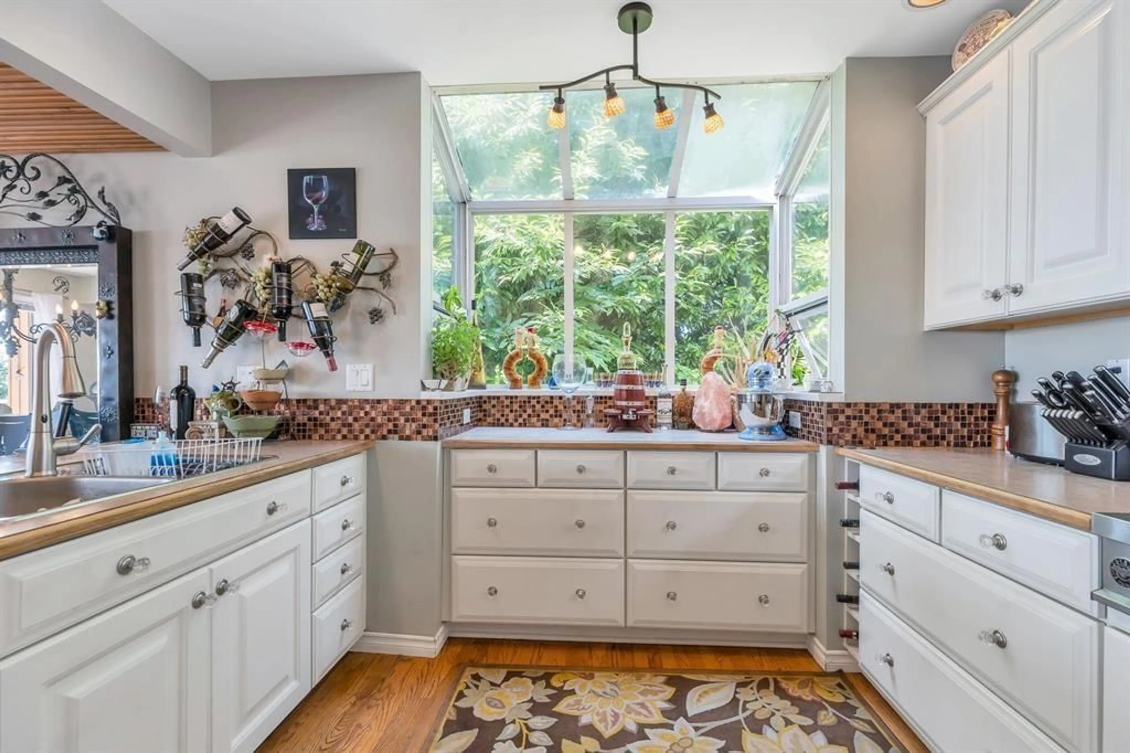 Open concept kitchen, ceramic/tile floor for 14810 PROSPECT AVENUE, White Rock British Columbia V4B2B1