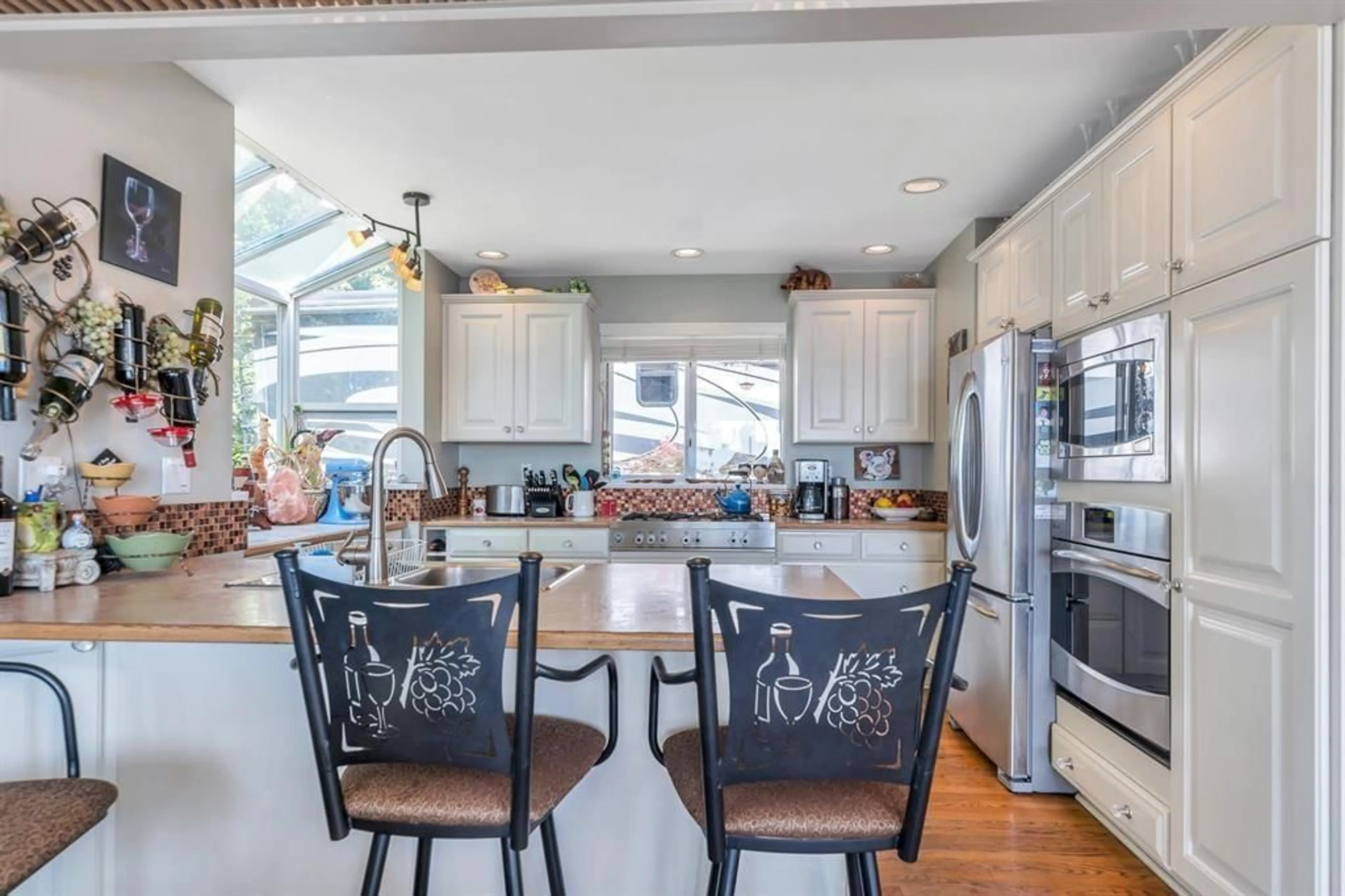 Open concept kitchen, ceramic/tile floor for 14810 PROSPECT AVENUE, White Rock British Columbia V4B2B1