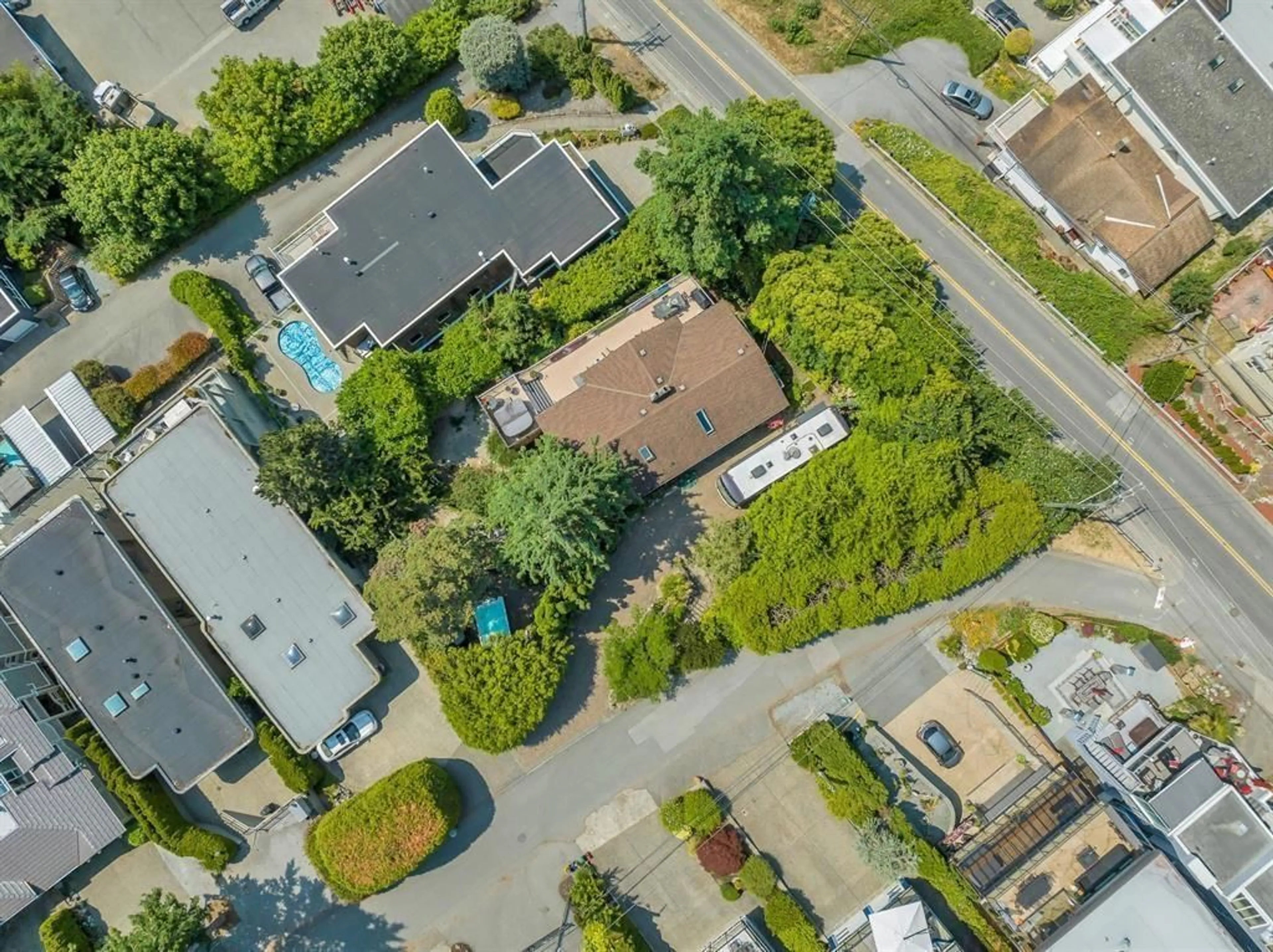 A pic from outside/outdoor area/front of a property/back of a property/a pic from drone, street for 14810 PROSPECT AVENUE, White Rock British Columbia V4B2B1