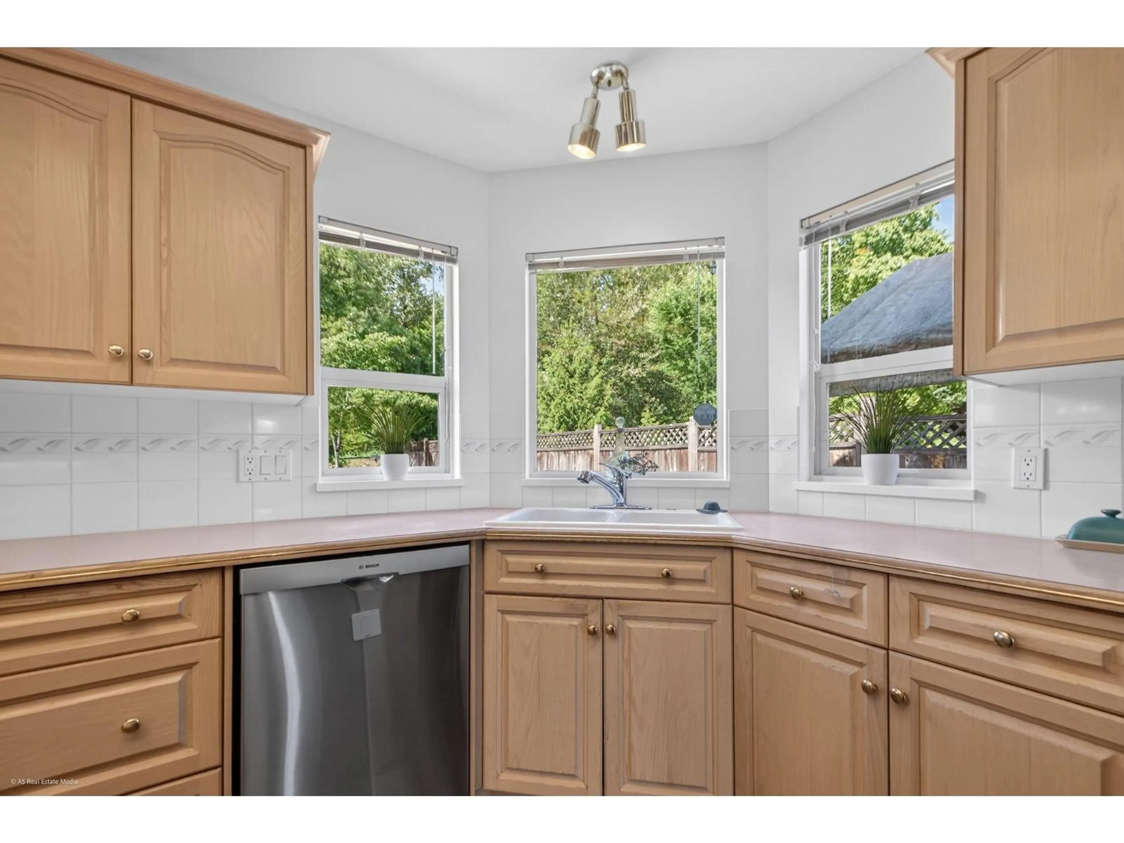 Standard kitchen, unknown for 15465 80 AVENUE, Surrey British Columbia V3S2J2