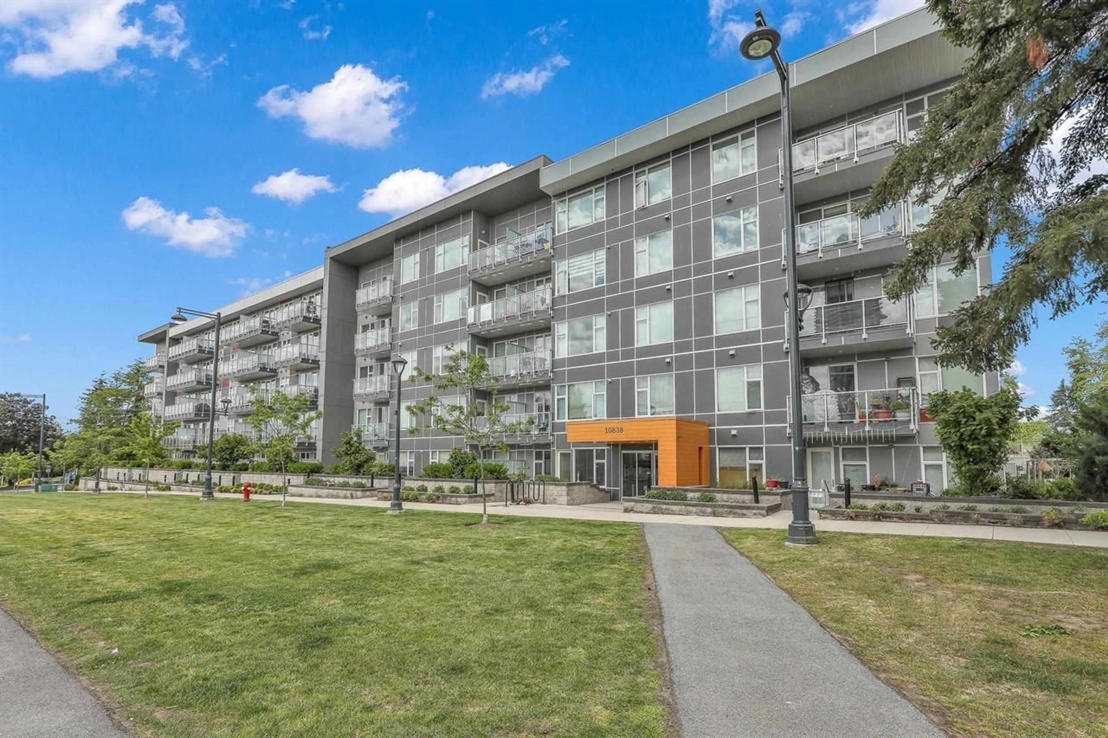 Patio, building for 220 - 10838 WHALLEY BOULEVARD, Surrey British Columbia V3R0G8