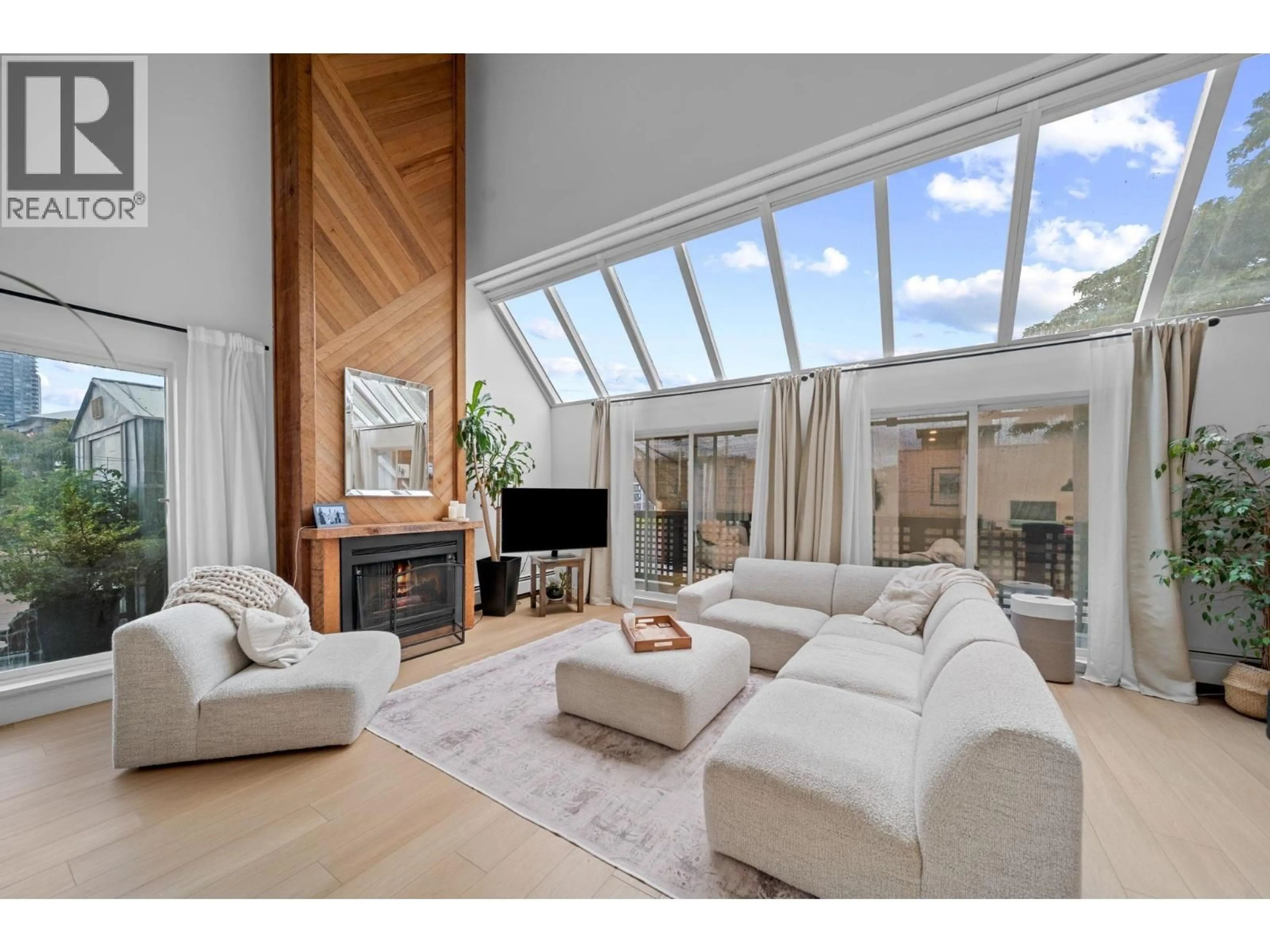 Living room with furniture, unknown for 402 - 110 SEVENTH STREET, New Westminster British Columbia V3M5W5