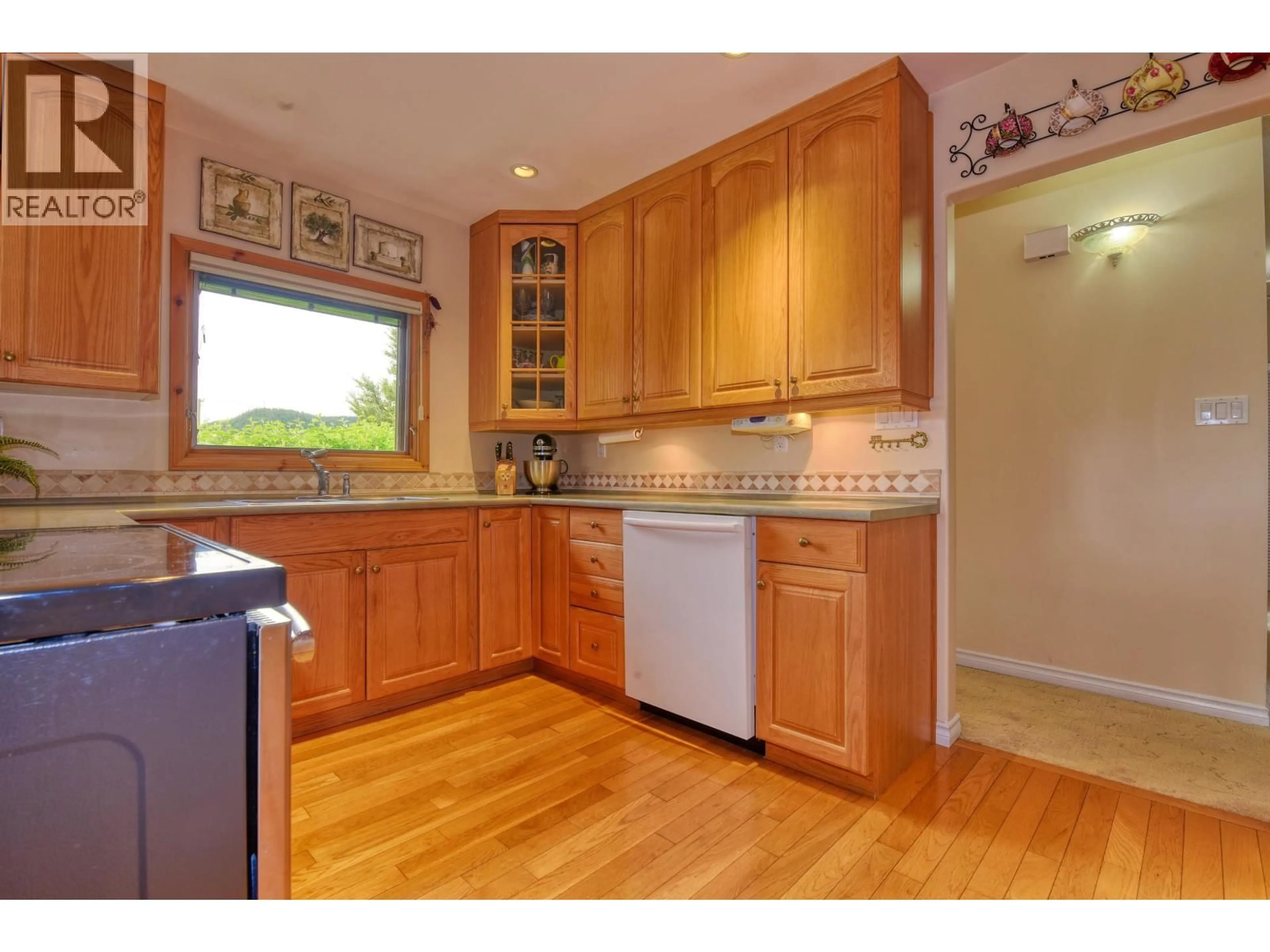 Standard kitchen, wood/laminate floor for 1045 NINTH AVENUE, Williams Lake British Columbia V2G2L2
