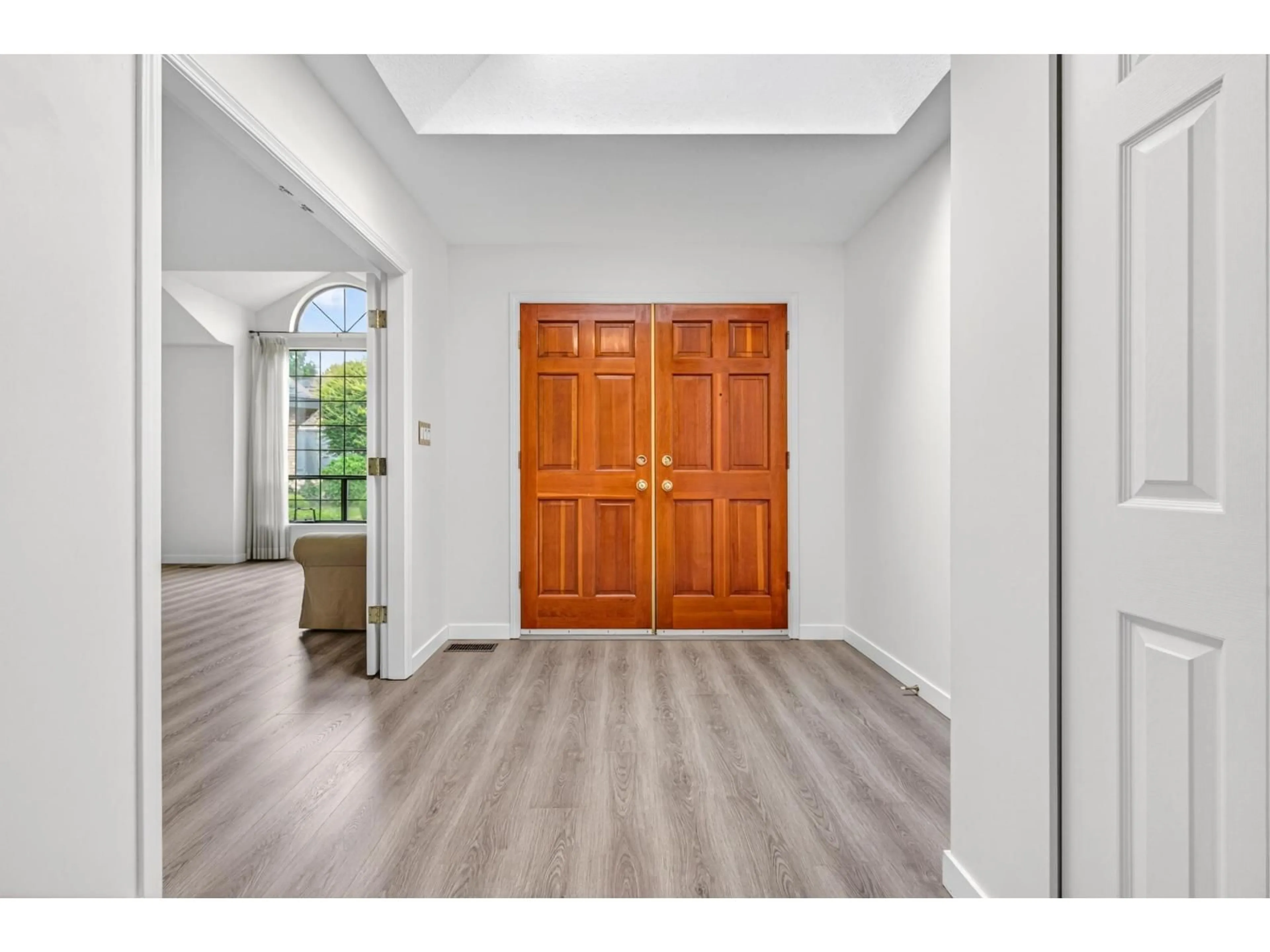 Indoor entryway for 10467 GLENBROOK GROVE, Surrey British Columbia V4N1W9