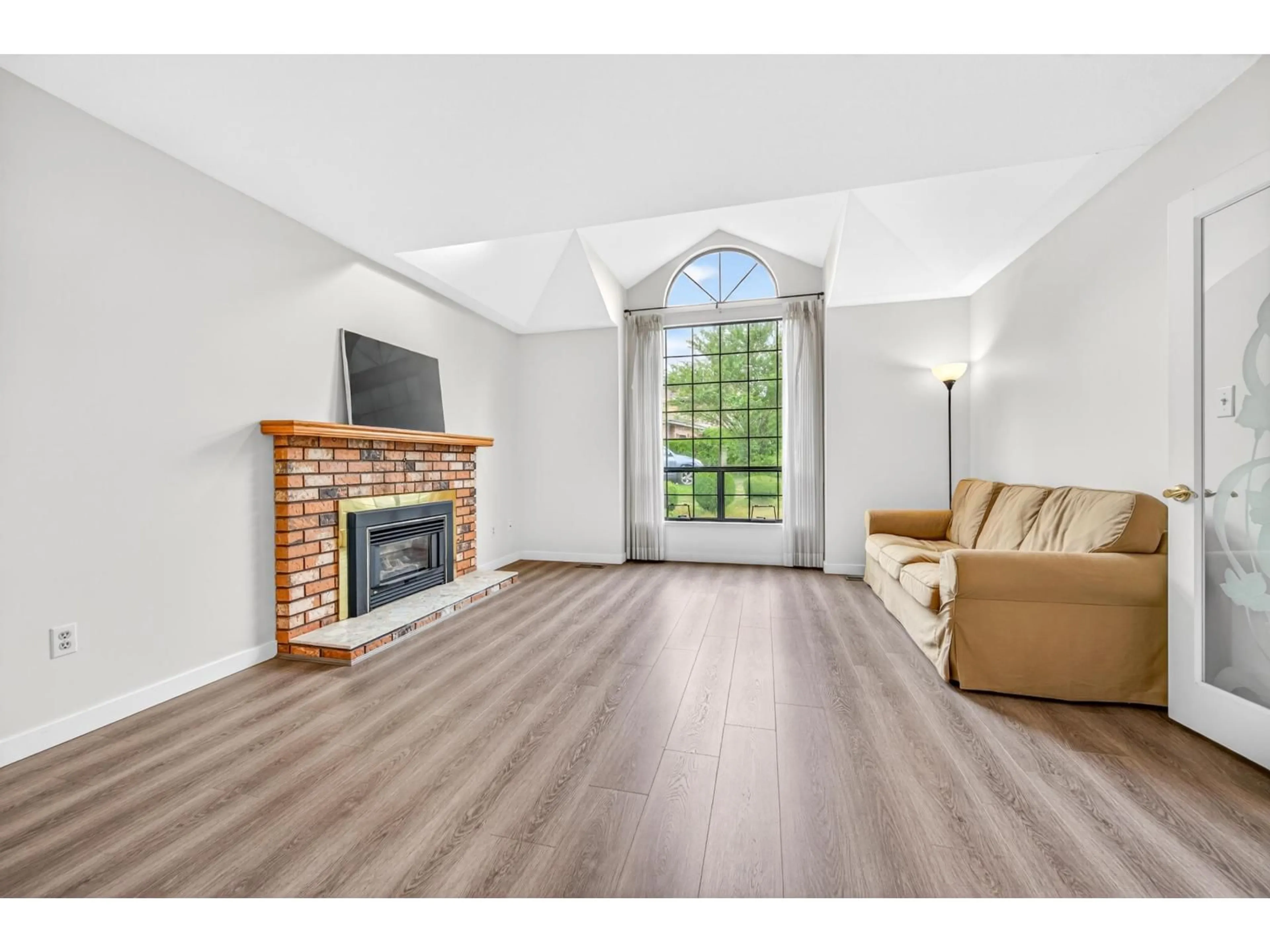 Living room with furniture, wood/laminate floor for 10467 GLENBROOK GROVE, Surrey British Columbia V4N1W9