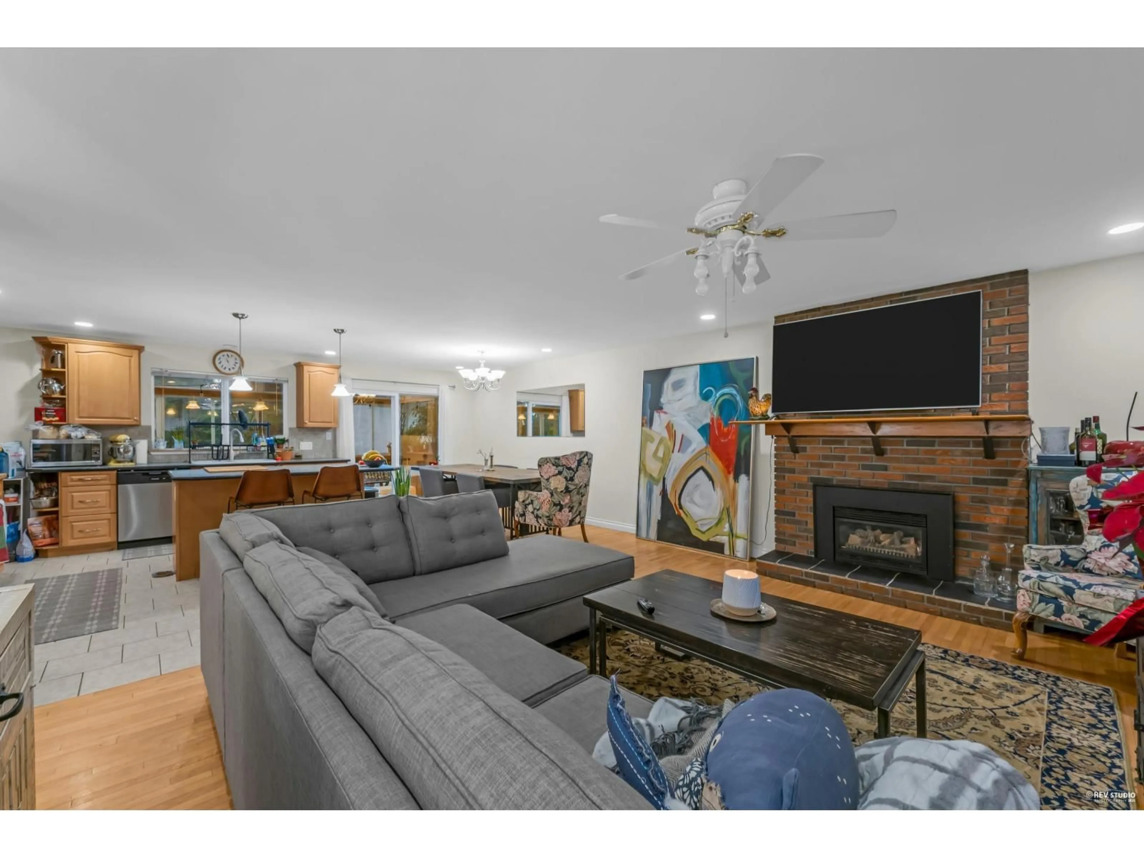 Living room with furniture, wood/laminate floor for 1579 136 STREET, Surrey British Columbia V4A5H3