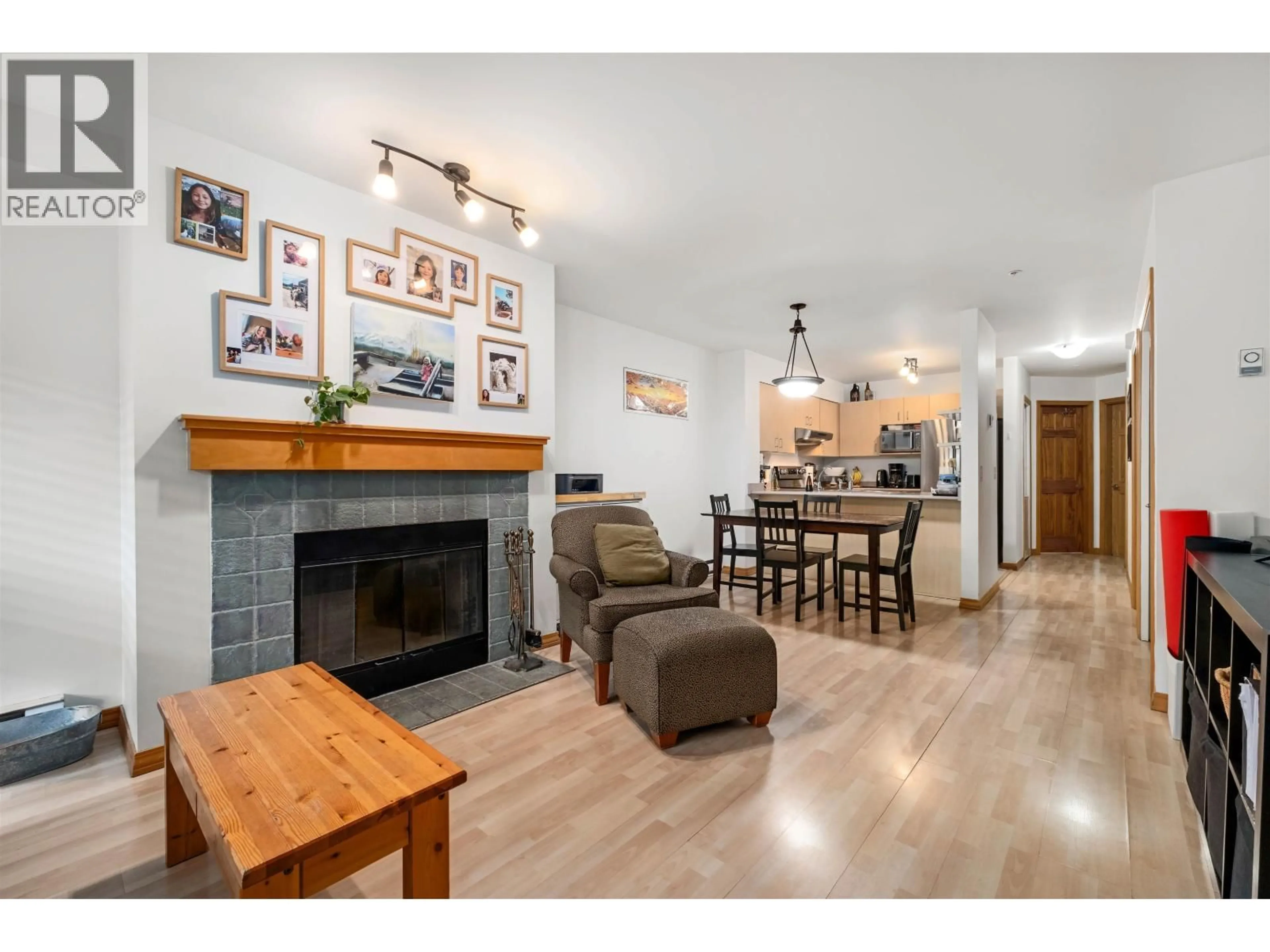 Living room with furniture, wood/laminate floor for 39 - 7410 FLINT STREET, Pemberton British Columbia V0N2L1