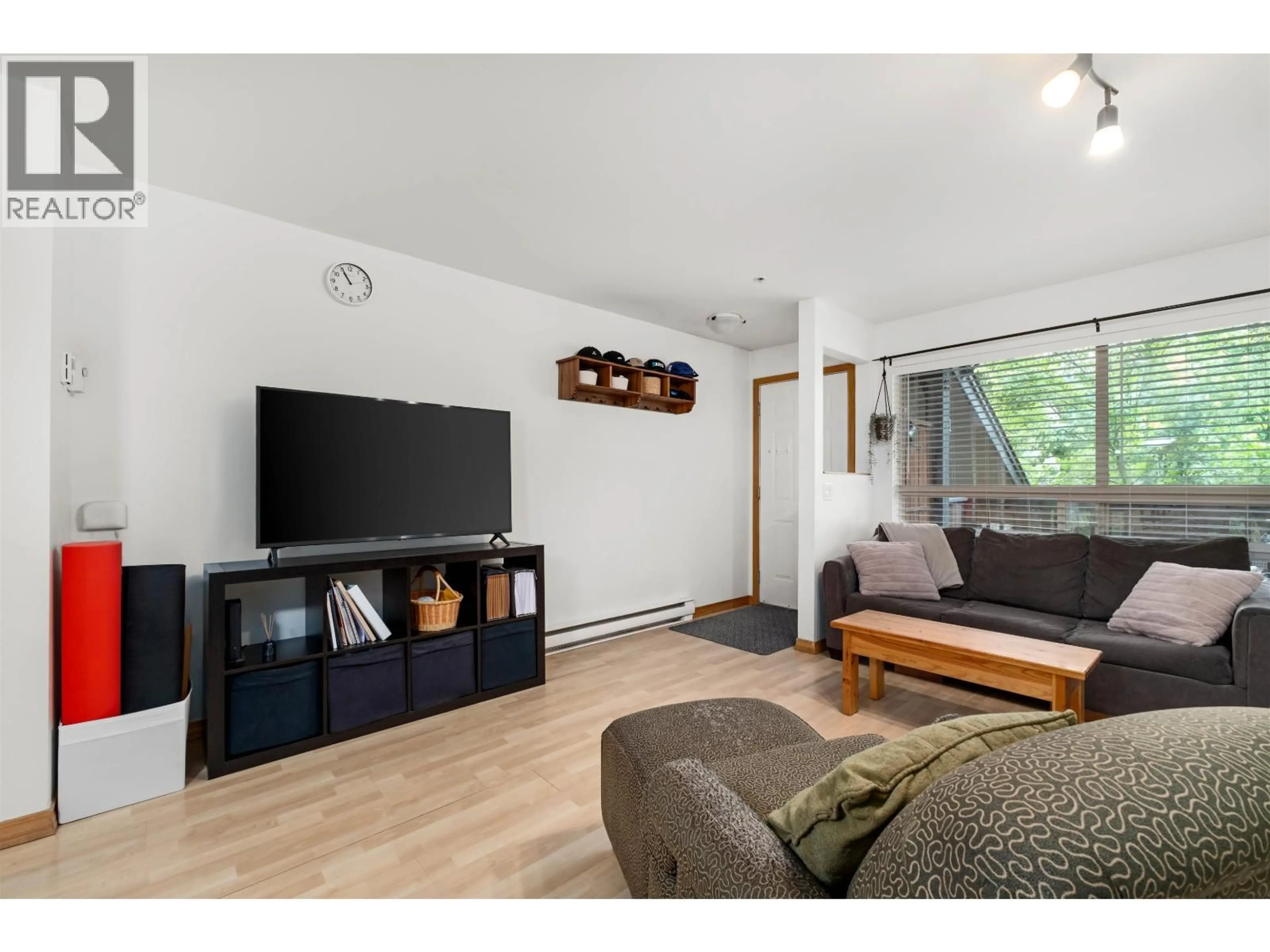 Living room with furniture, wood/laminate floor for 39 - 7410 FLINT STREET, Pemberton British Columbia V0N2L1