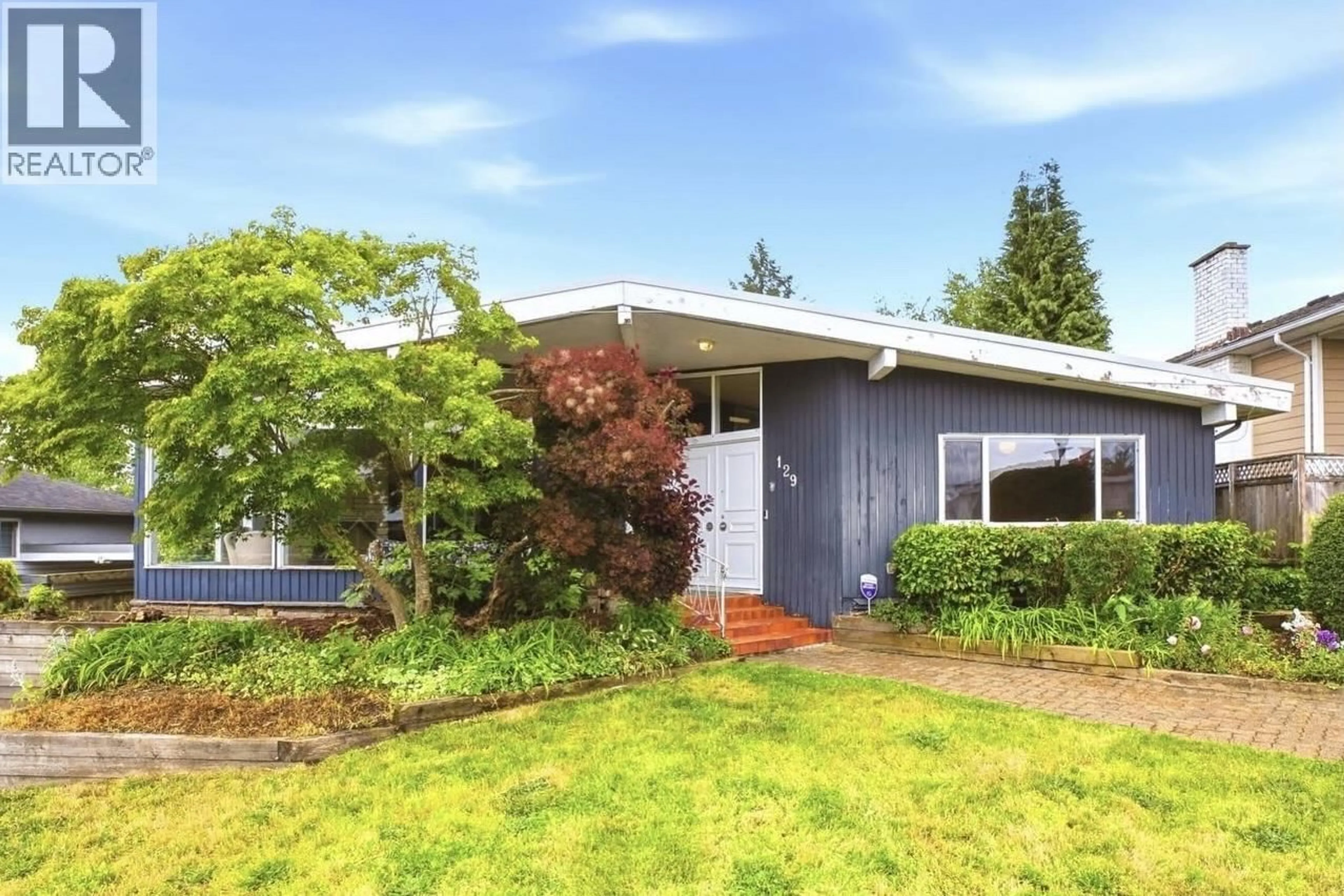 Home with vinyl exterior material, street for 129 RICKMAN PLACE, New Westminster British Columbia V3L4P8