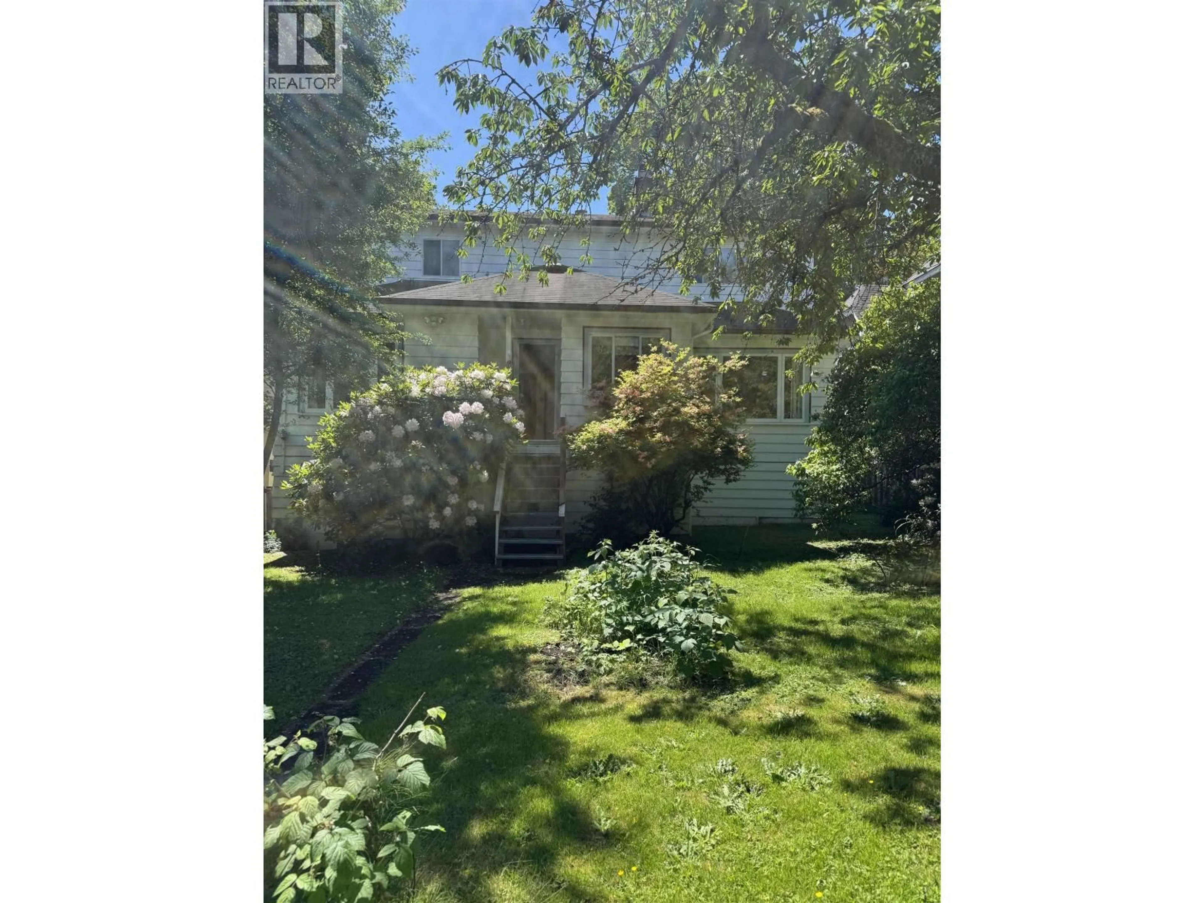 A pic from outside/outdoor area/front of a property/back of a property/a pic from drone, street for 311 21ST AVENUE, Vancouver British Columbia V5Y2E4