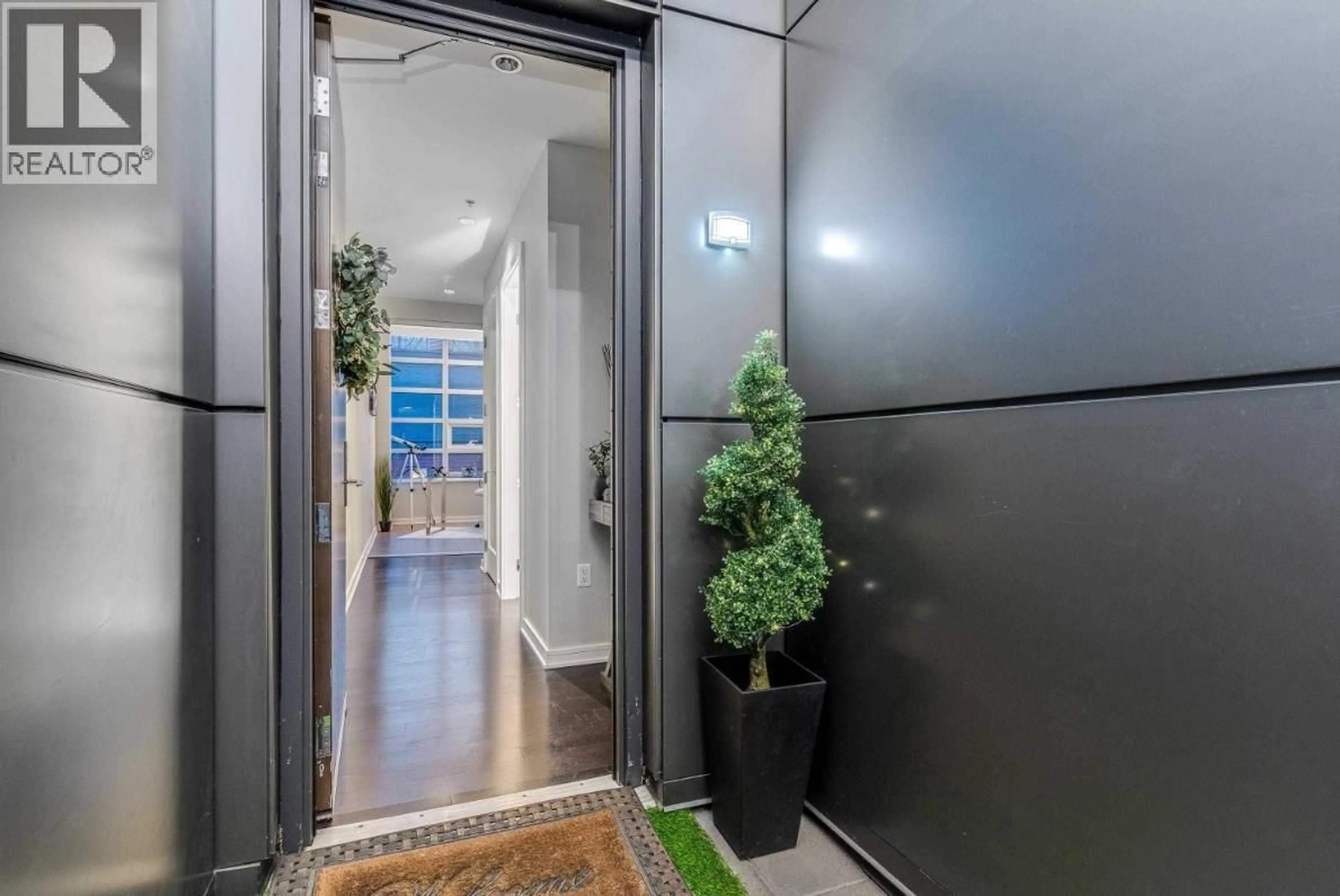 Indoor entryway for 310 - 123 1ST AVENUE, Vancouver British Columbia V5Y0H4