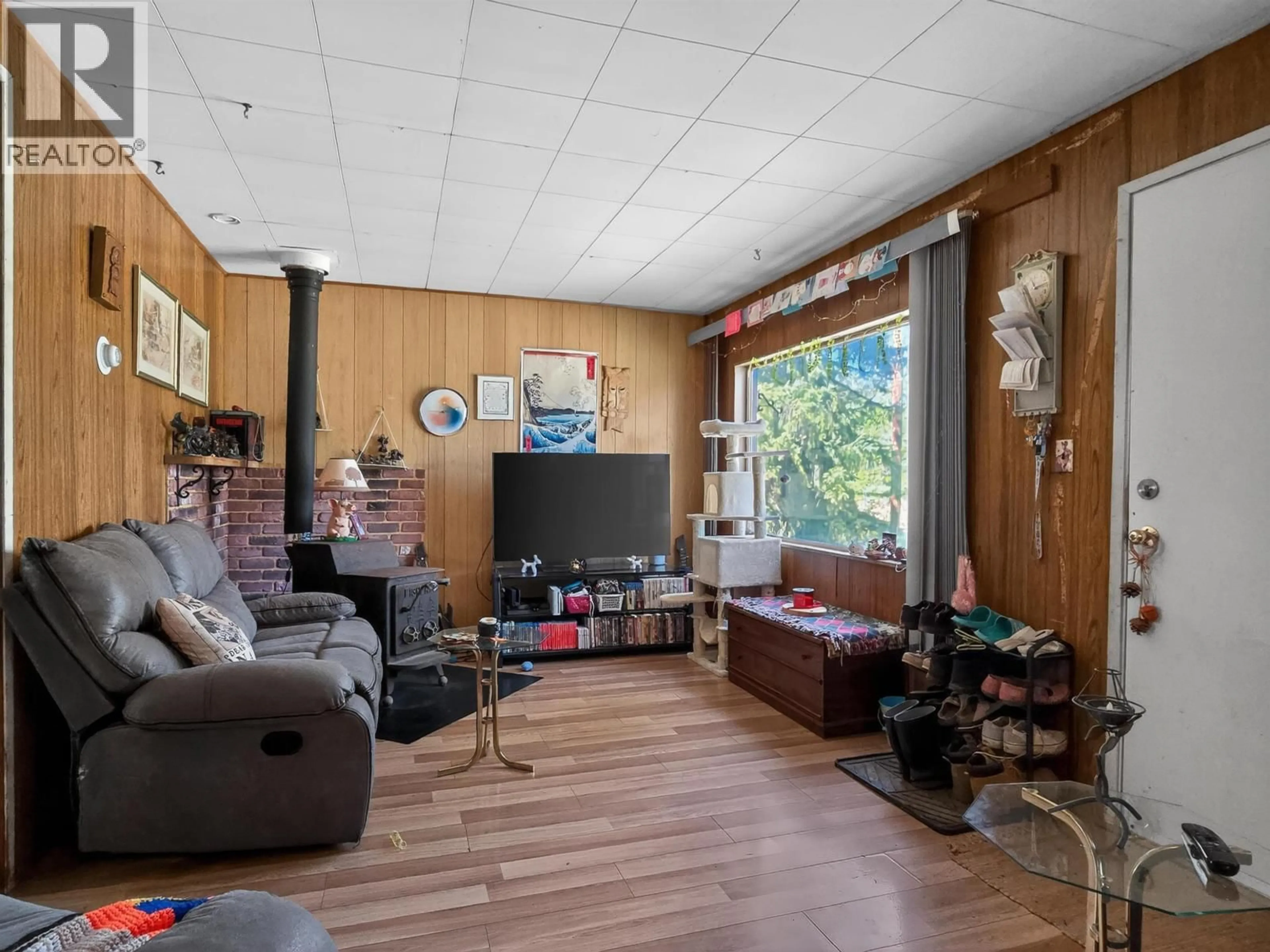 Living room with furniture, unknown for 6693 HYRA ROAD, 100 Mile House British Columbia V0K2E2