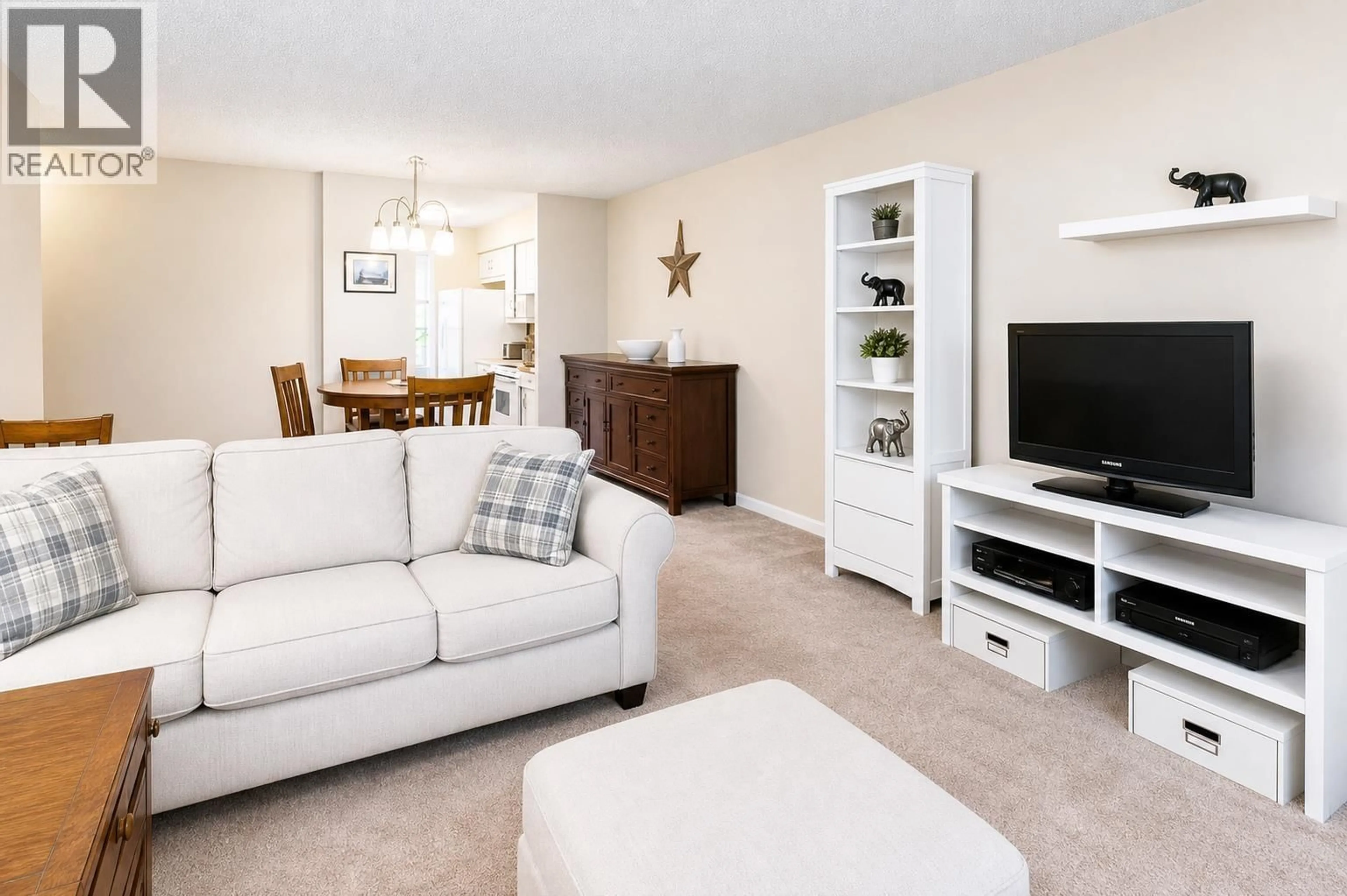 Living room with furniture, unknown for 606 - 9867 MANCHESTER DRIVE, Burnaby British Columbia V3N4P6