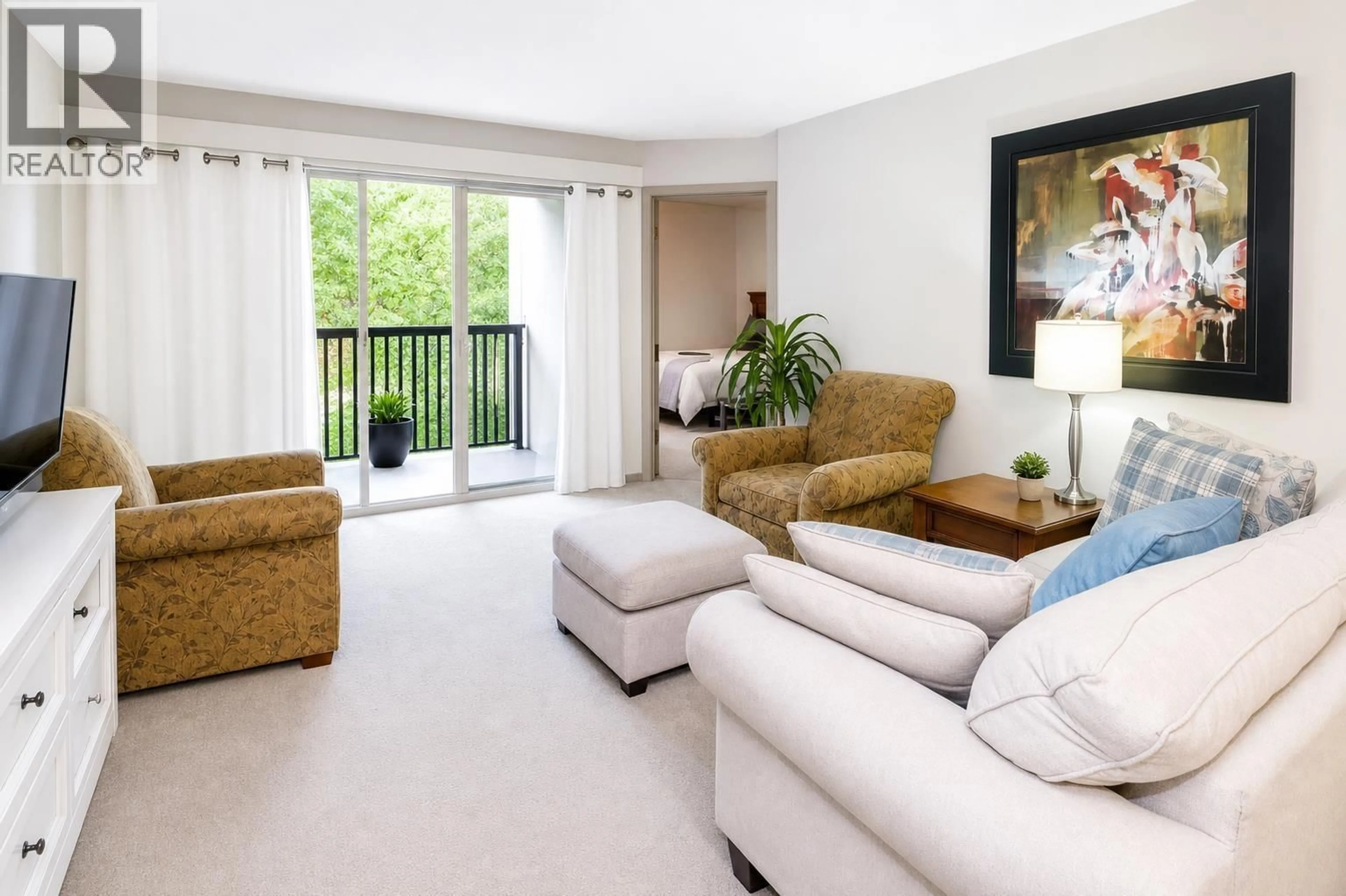 Living room with furniture, unknown for 606 - 9867 MANCHESTER DRIVE, Burnaby British Columbia V3N4P6