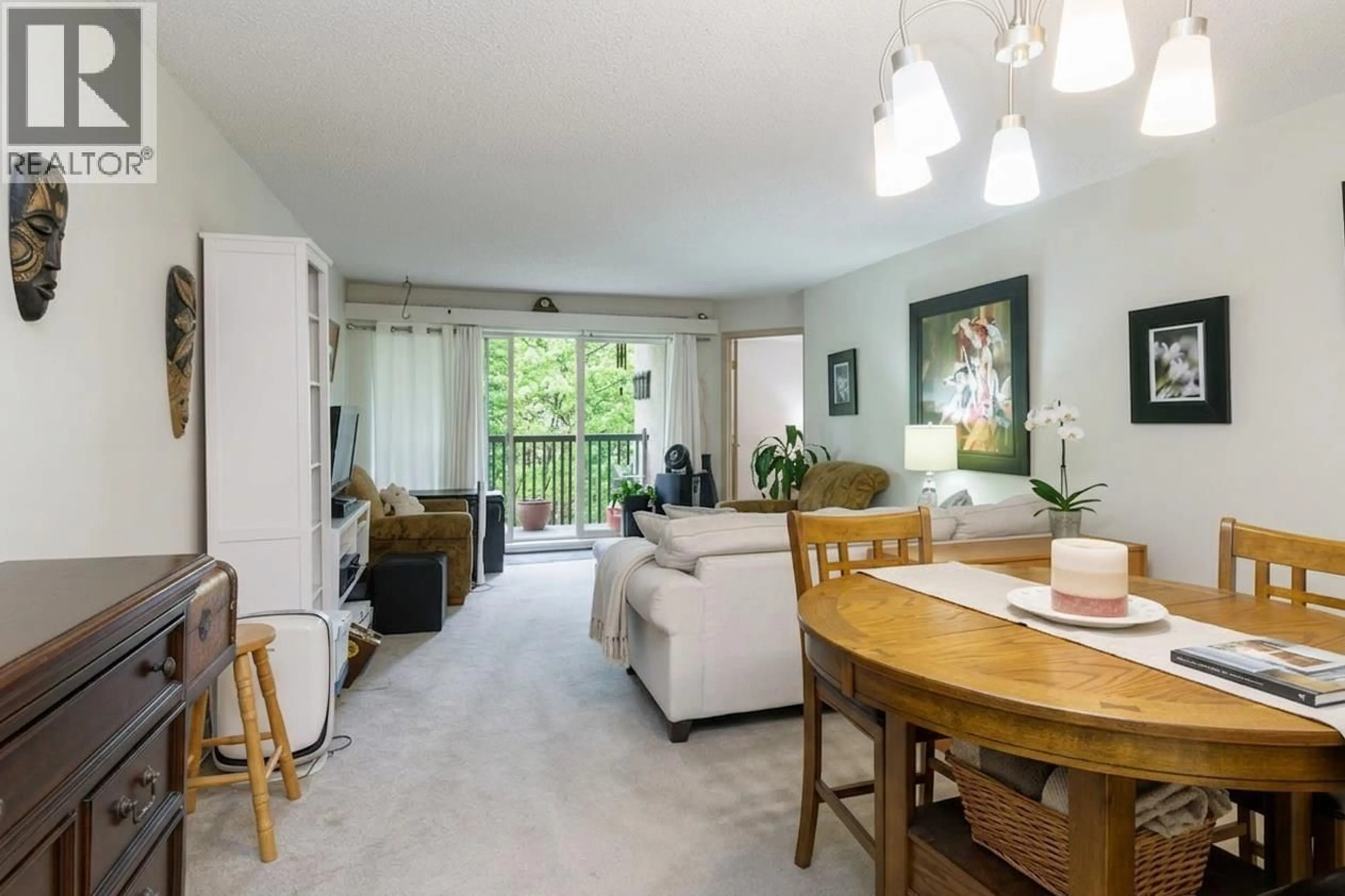 Living room with furniture, unknown for 606 - 9867 MANCHESTER DRIVE, Burnaby British Columbia V3N4P6