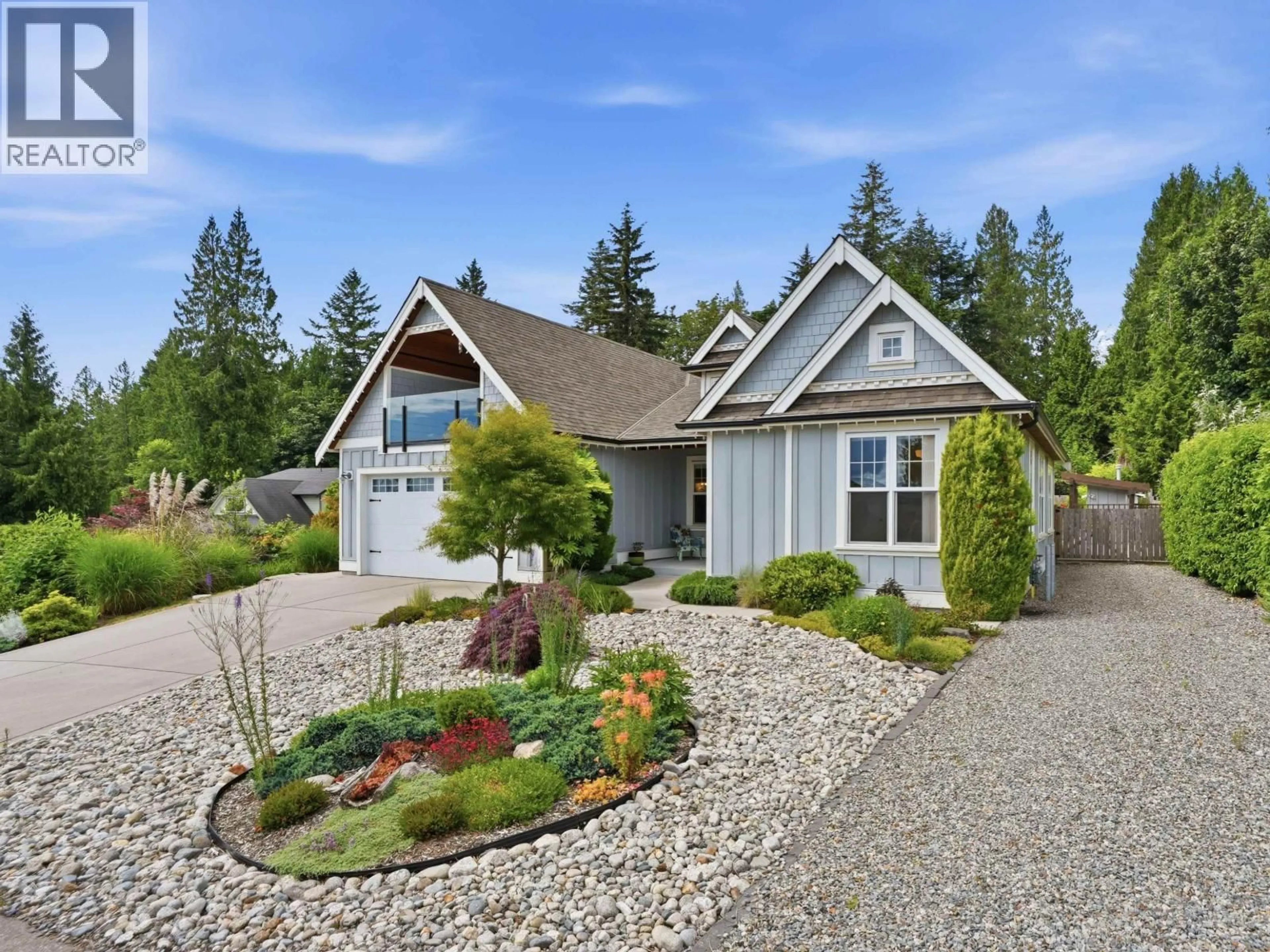 Home with vinyl exterior material, street for 795 MADISON PLACE, Gibsons British Columbia V0N1V1