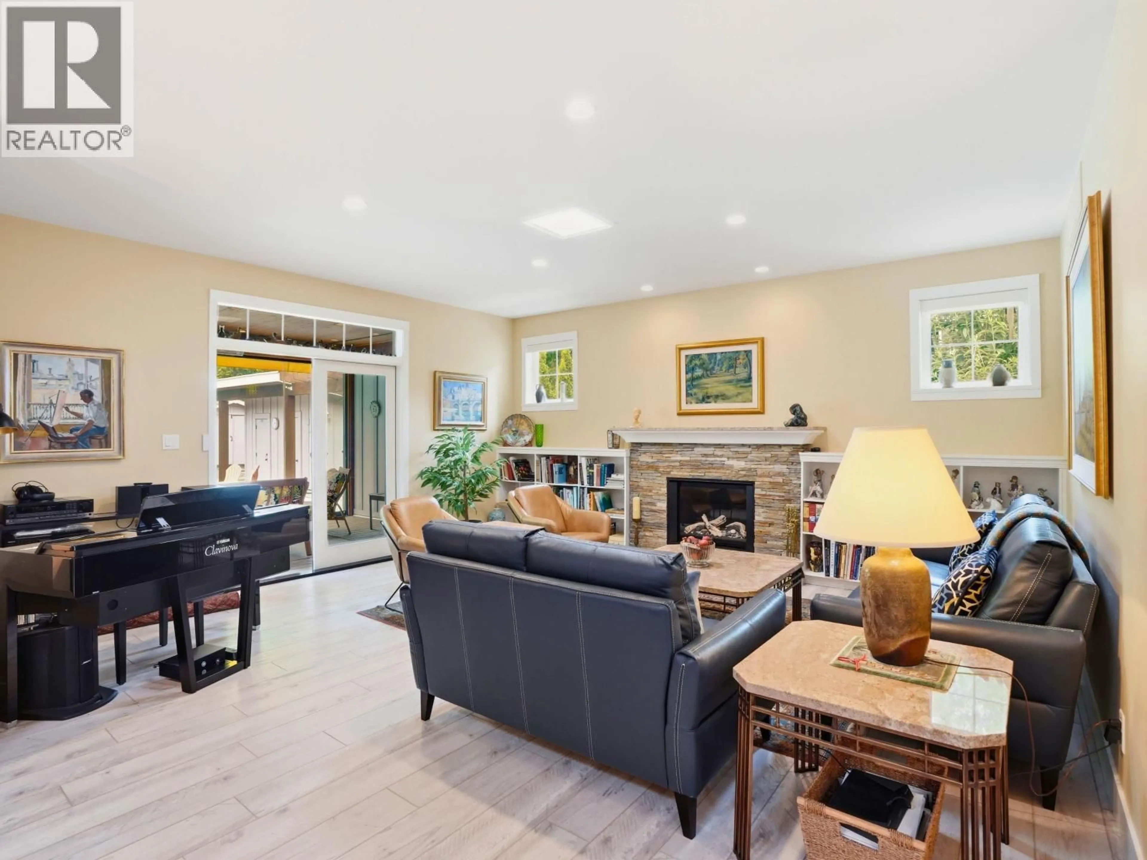 Living room with furniture, unknown for 795 MADISON PLACE, Gibsons British Columbia V0N1V1