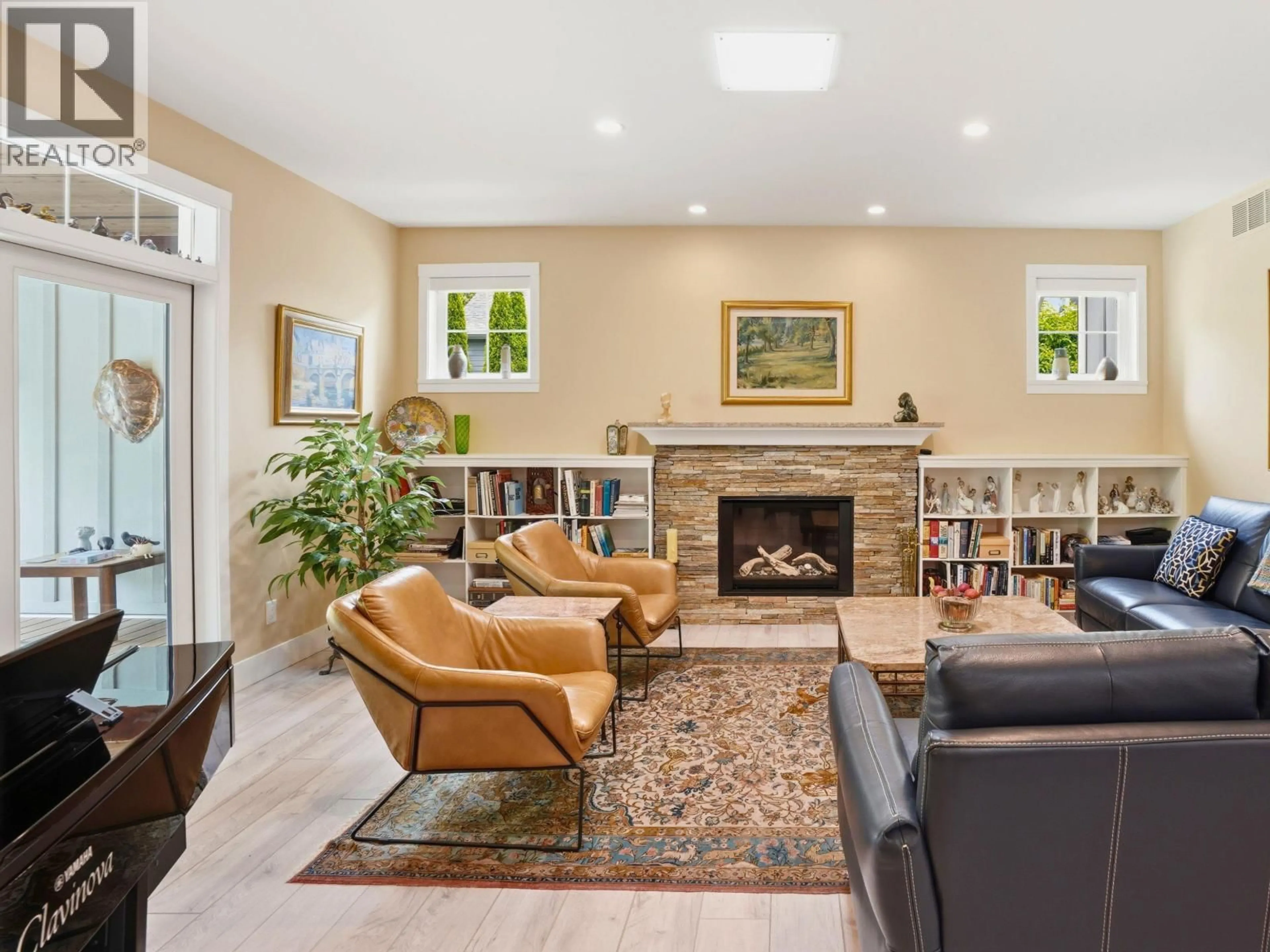 Living room with furniture, ceramic/tile floor for 795 MADISON PLACE, Gibsons British Columbia V0N1V1
