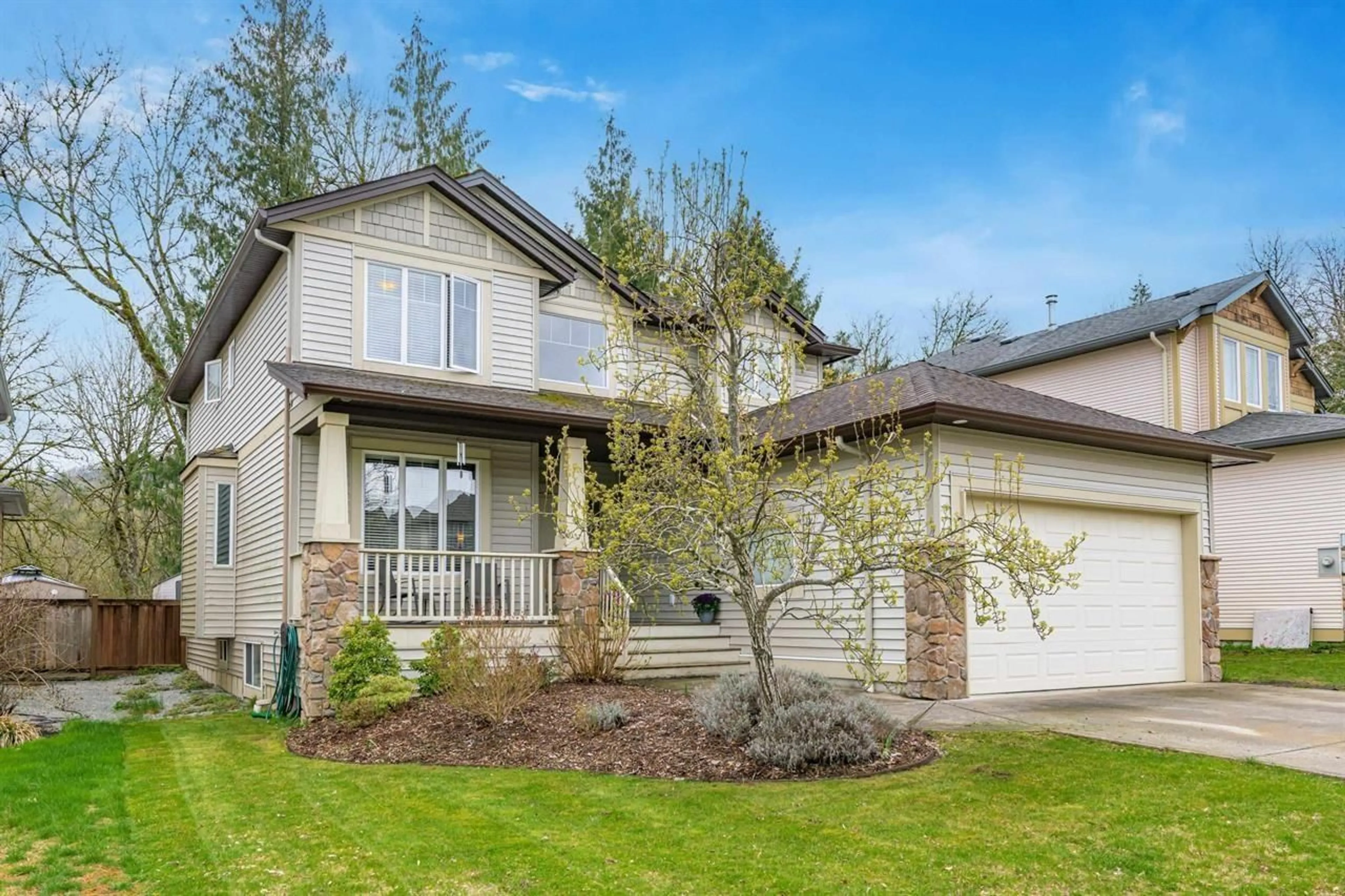 Home with vinyl exterior material, street for 36178 AUGUSTON PARKWAY SOUTH, Abbotsford British Columbia V3G2Y7