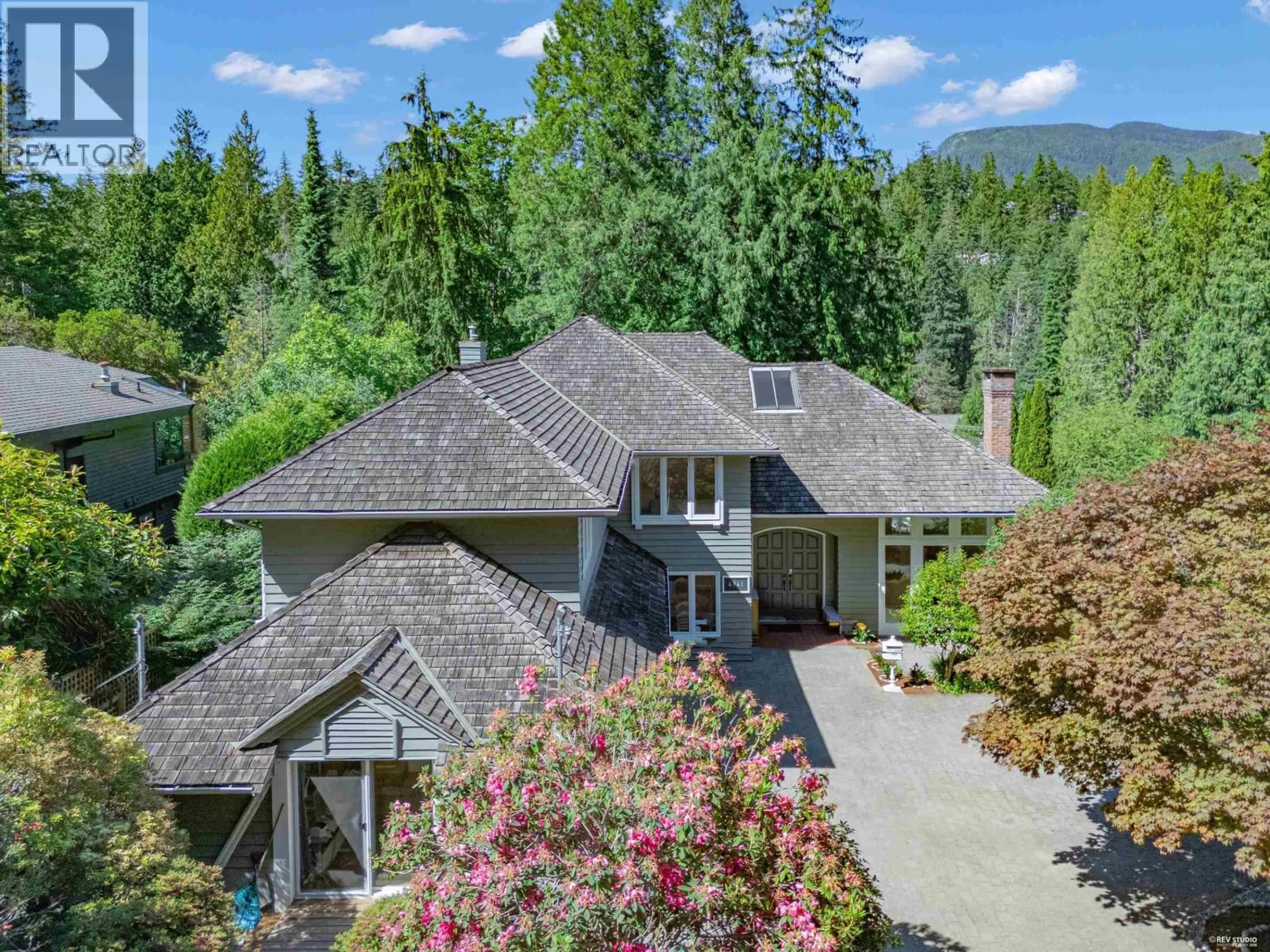 A pic from outside/outdoor area/front of a property/back of a property/a pic from drone, unknown for 4941 WATER LANE, West Vancouver British Columbia V7W1K4