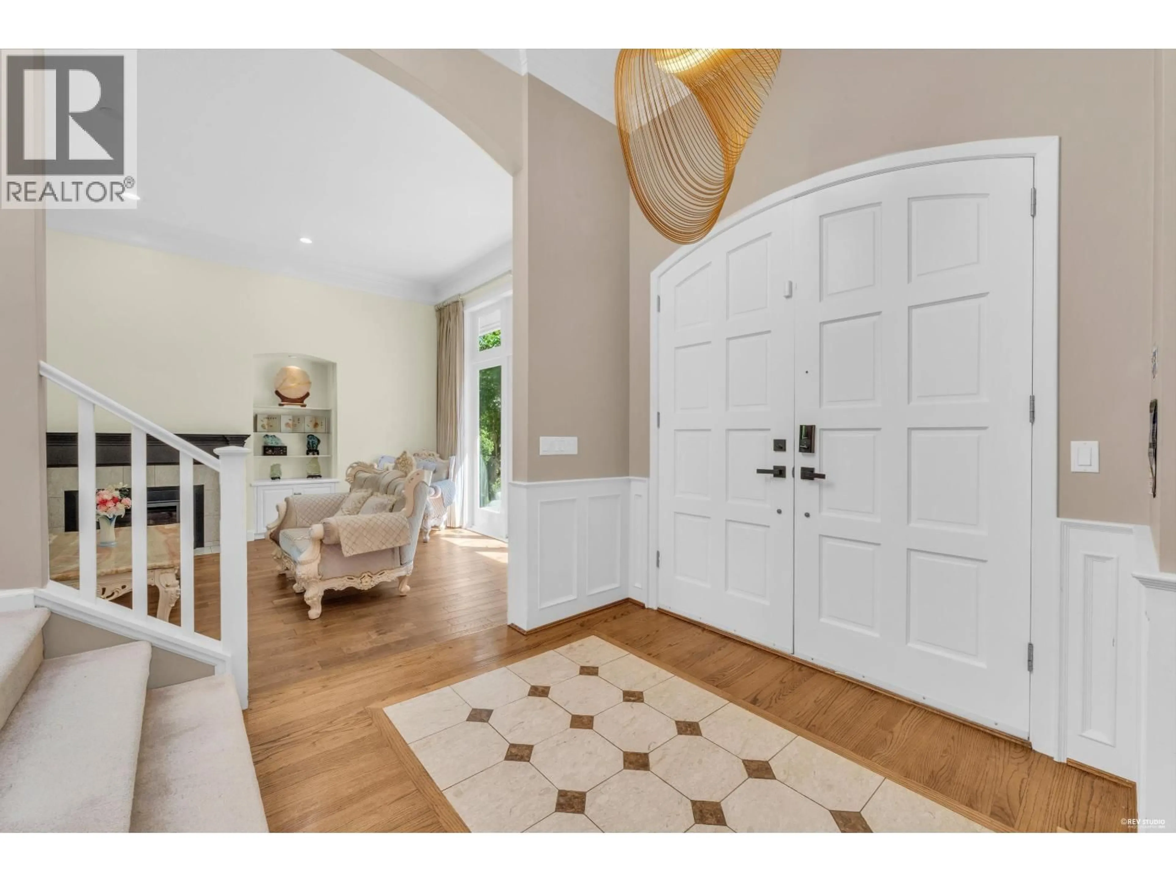 Indoor entryway for 4941 WATER LANE, West Vancouver British Columbia V7W1K4
