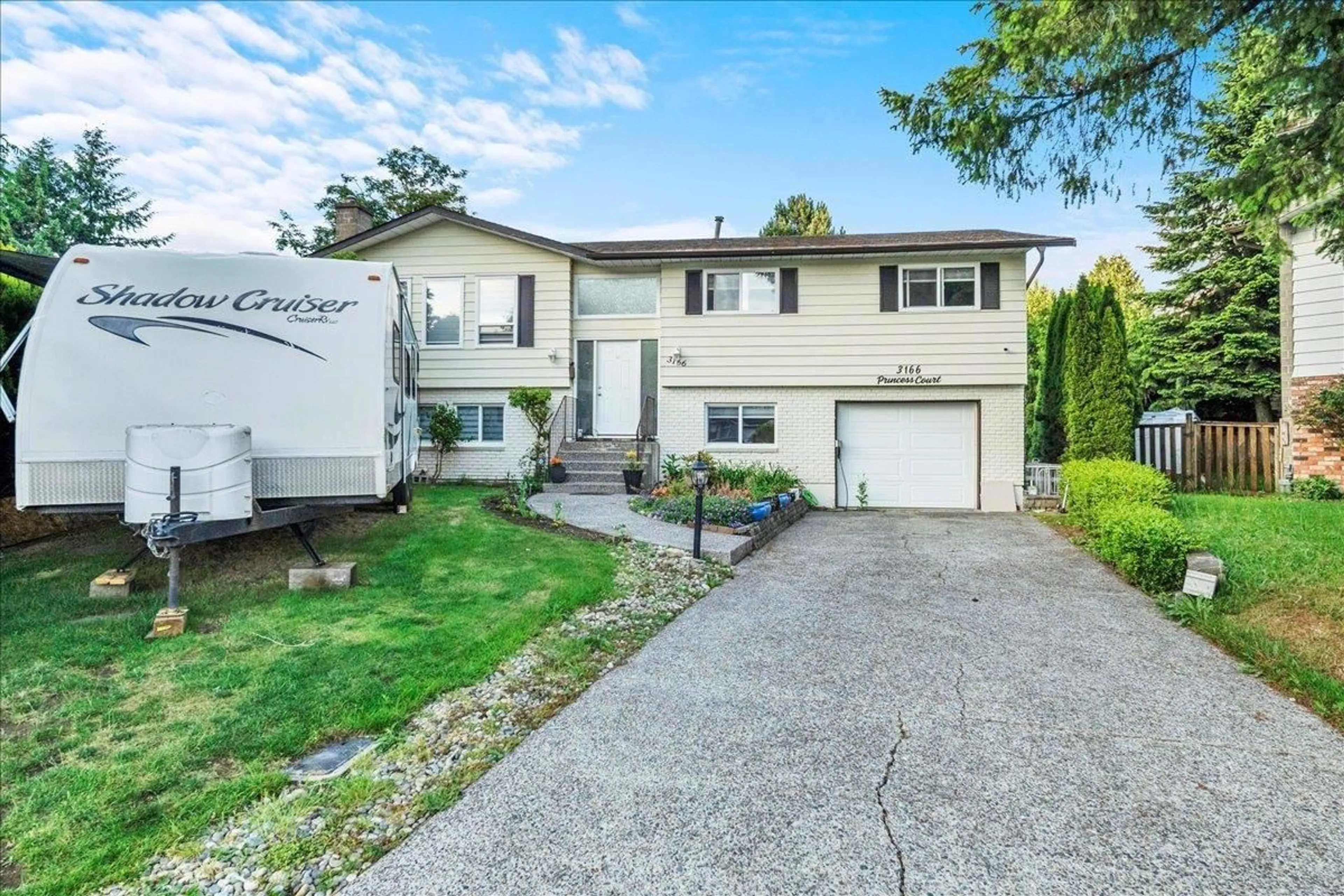Home with vinyl exterior material, street for 3166 PRINCESS COURT, Abbotsford British Columbia V2T4K3