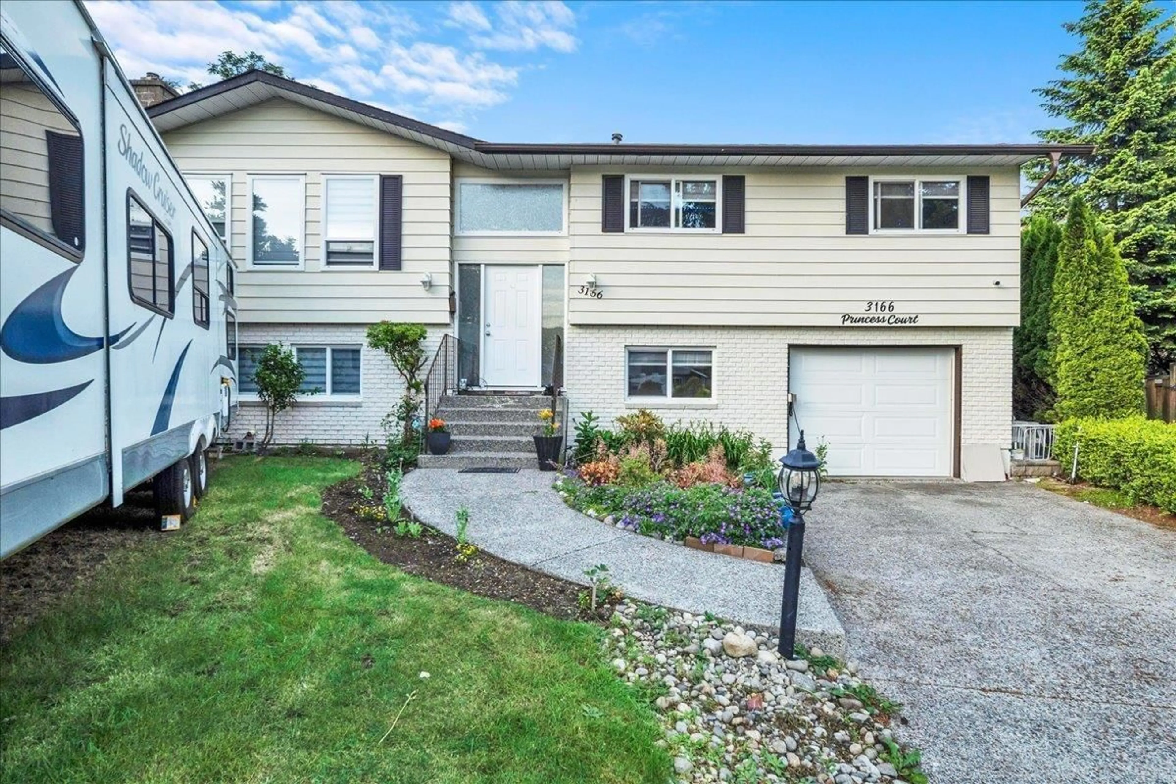 Home with vinyl exterior material, street for 3166 PRINCESS COURT, Abbotsford British Columbia V2T4K3