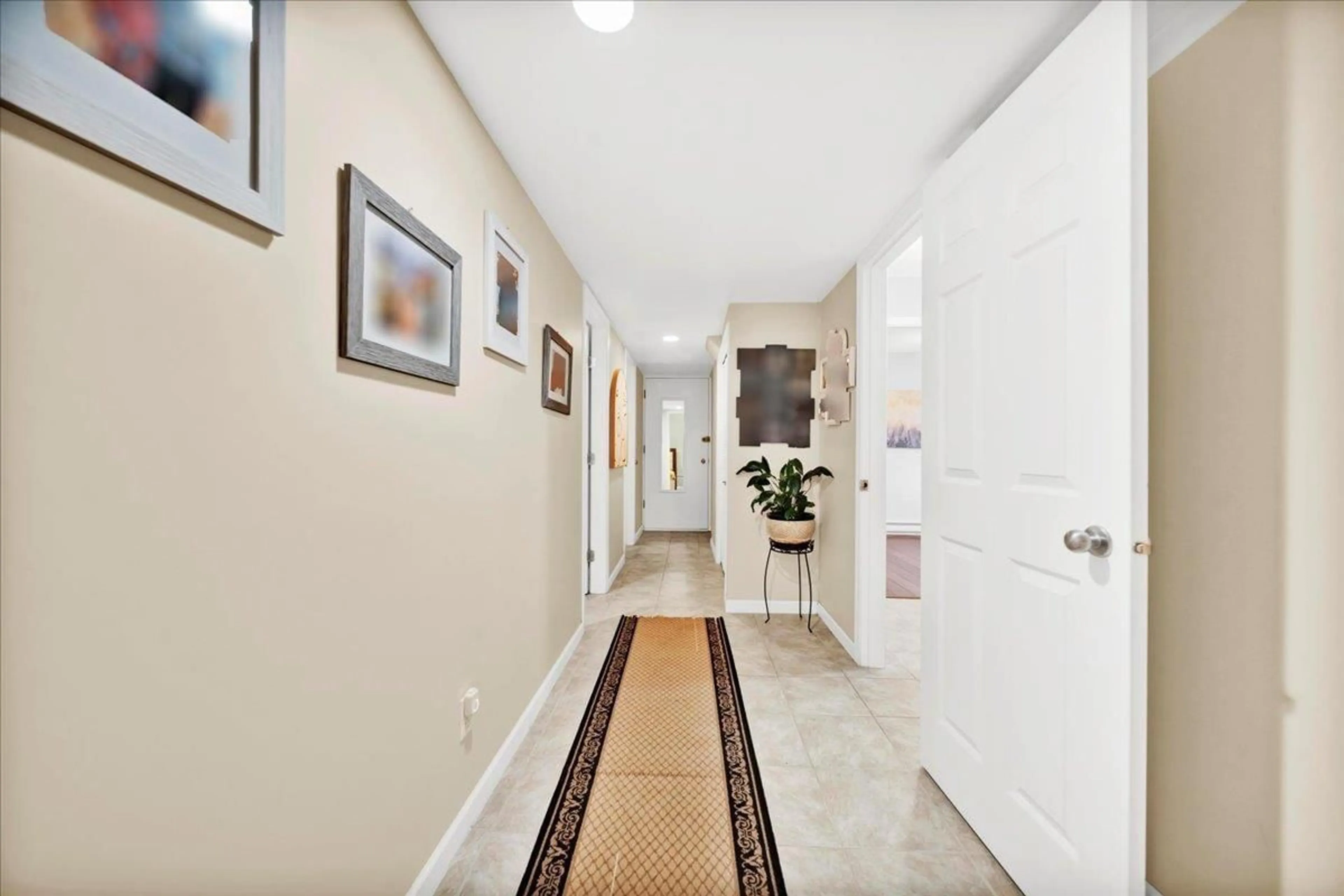 Indoor foyer for 3166 PRINCESS COURT, Abbotsford British Columbia V2T4K3