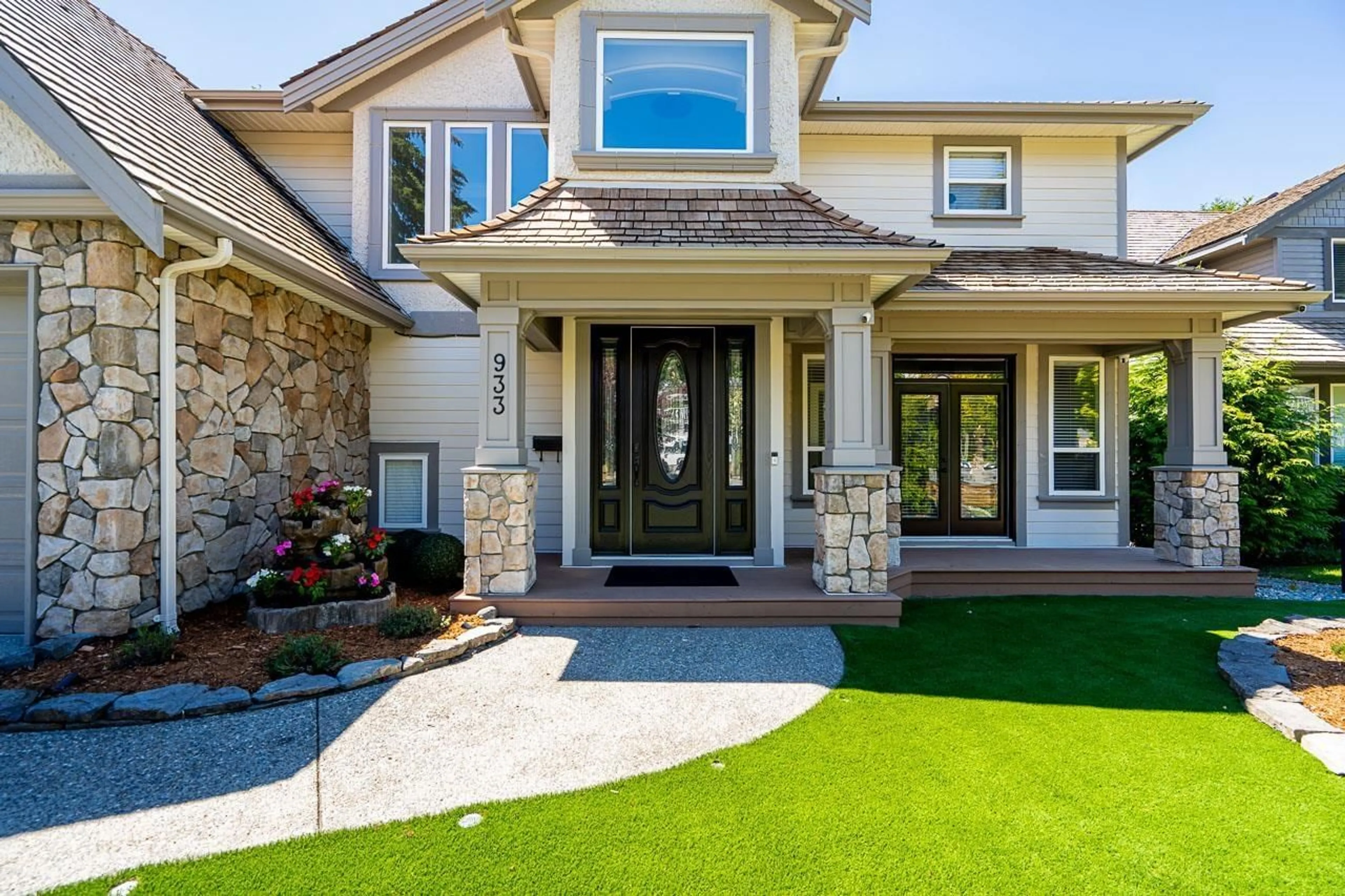Home with vinyl exterior material, street for 933 164 STREET, Surrey British Columbia V4A4Y4