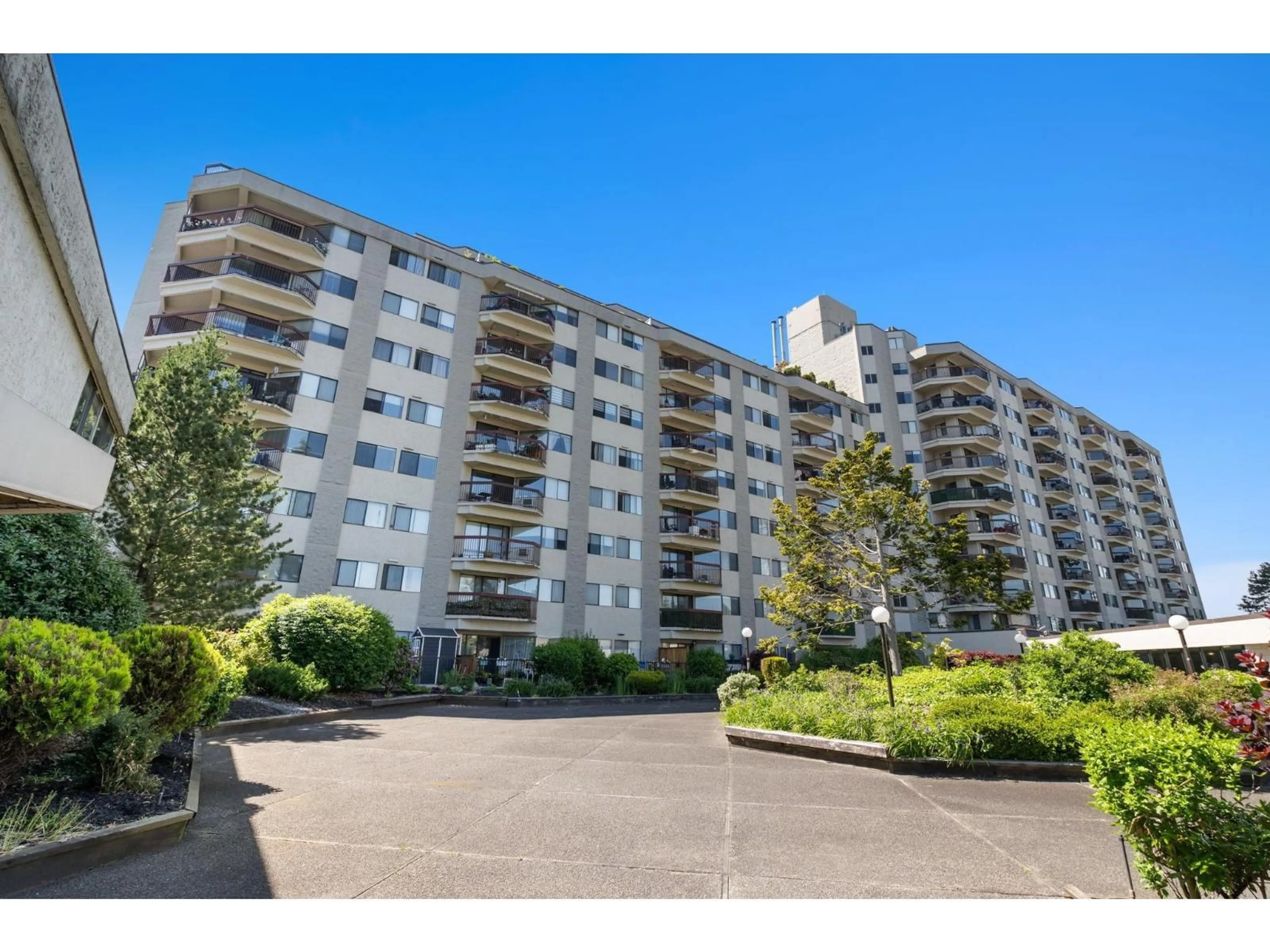 A pic from outside/outdoor area/front of a property/back of a property/a pic from drone, street for 919 - 31955 OLD YALE ROAD, Abbotsford British Columbia V2T4N1