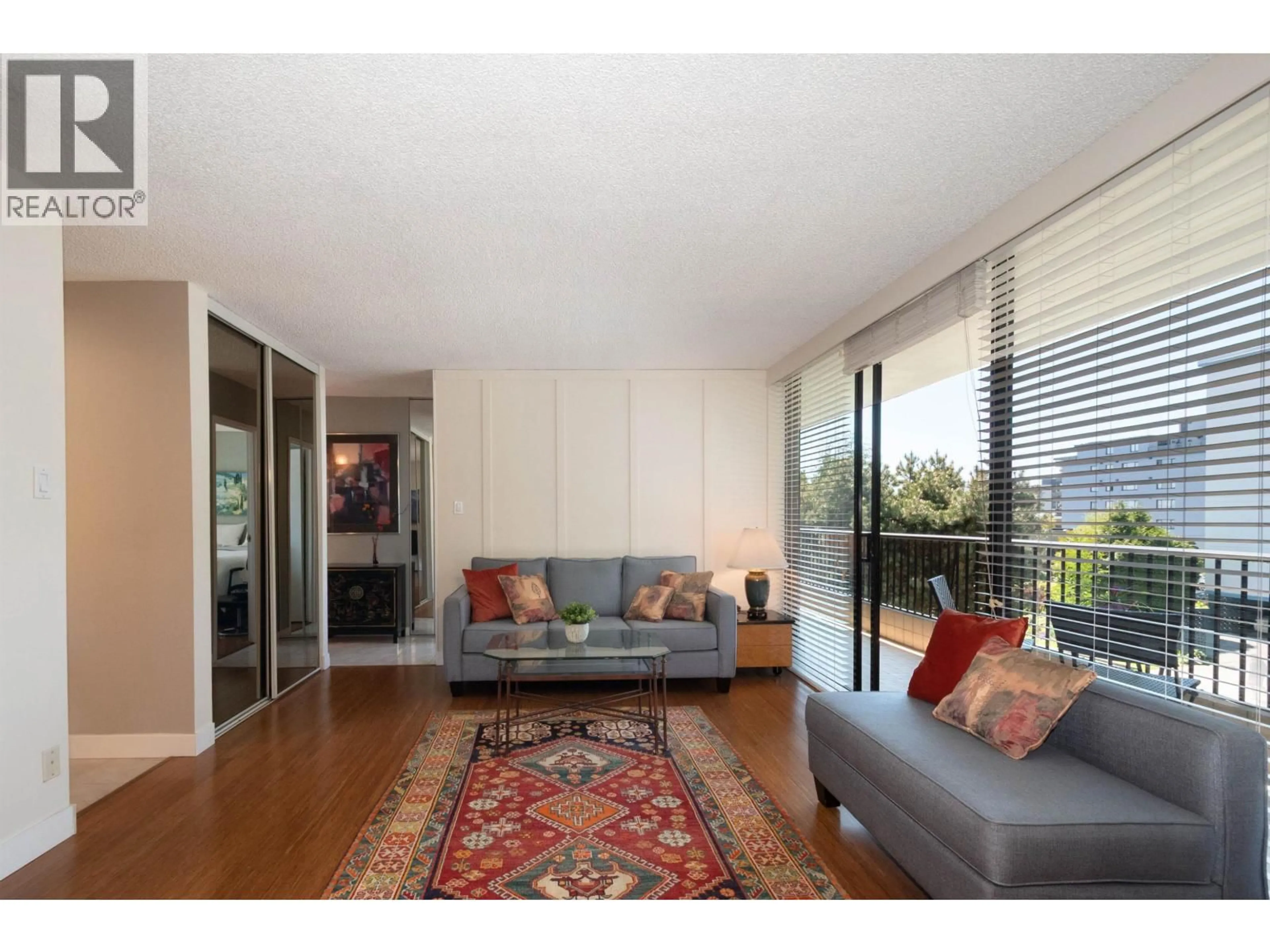 Living room with furniture, wood/laminate floor for 204 - 650 16TH STREET, West Vancouver British Columbia V7V3R9