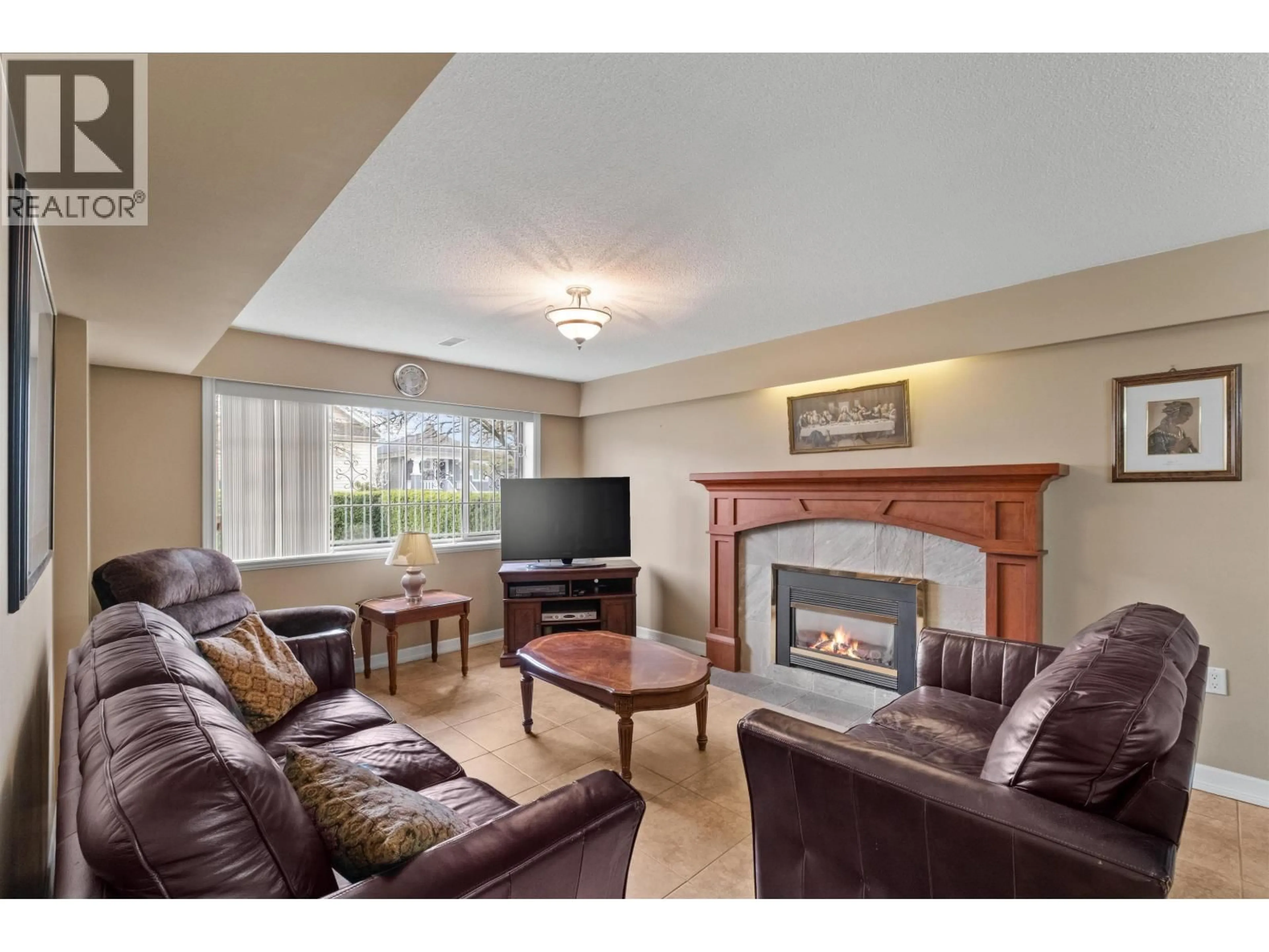 Living room with furniture, wood/laminate floor for 2663 DUNDAS STREET, Vancouver British Columbia V5K1R1