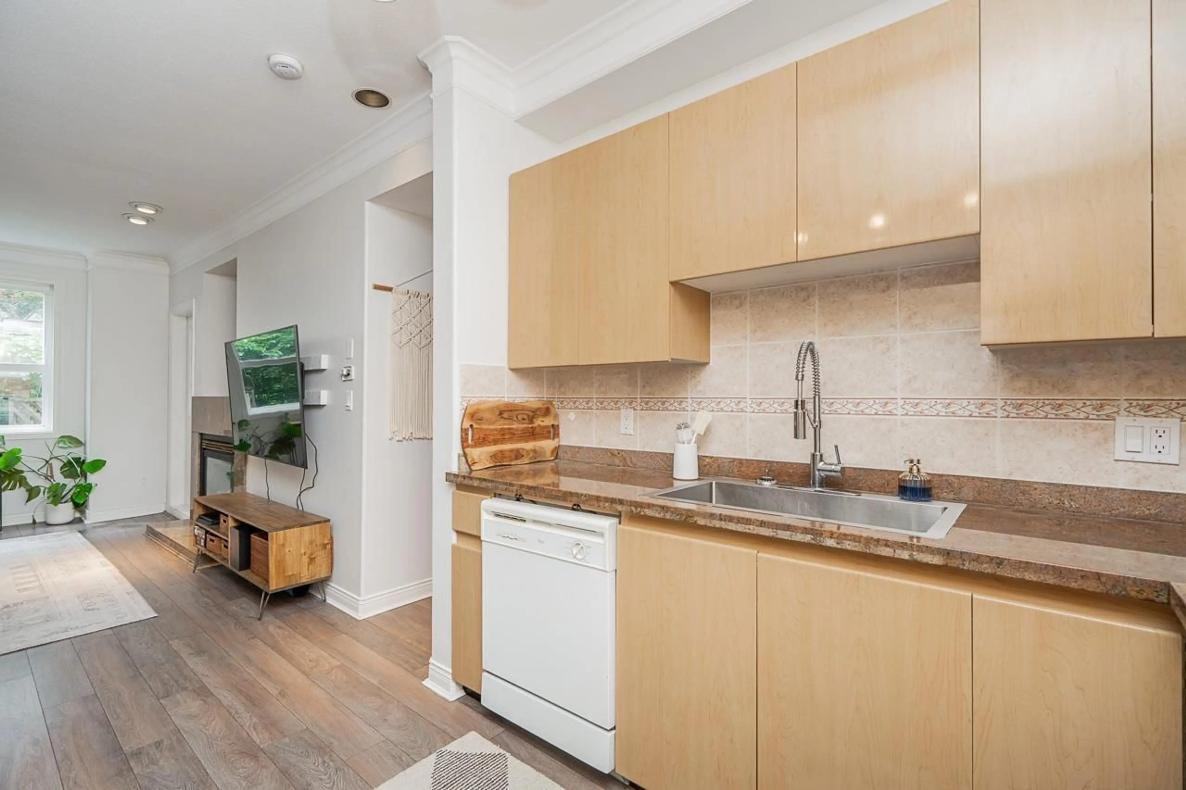 Standard kitchen, ceramic/tile floor for 116 - 8115 121A STREET, Surrey British Columbia V3W1J2