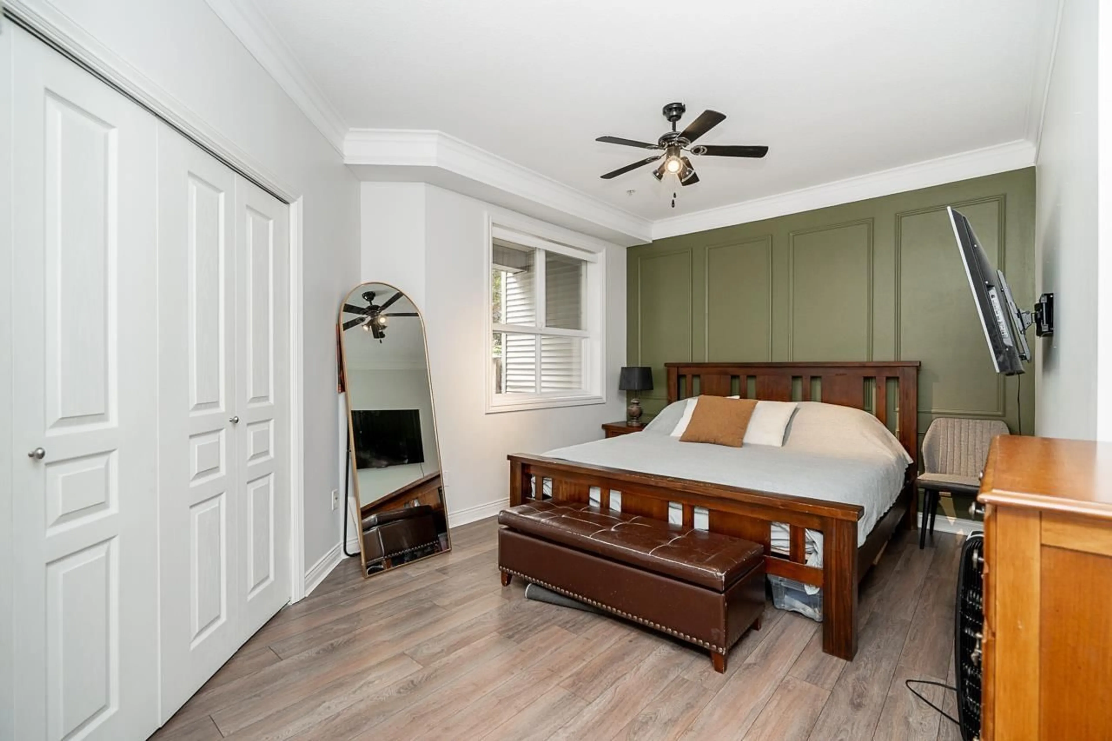 Bedroom with bed, wood/laminate floor for 116 - 8115 121A STREET, Surrey British Columbia V3W1J2