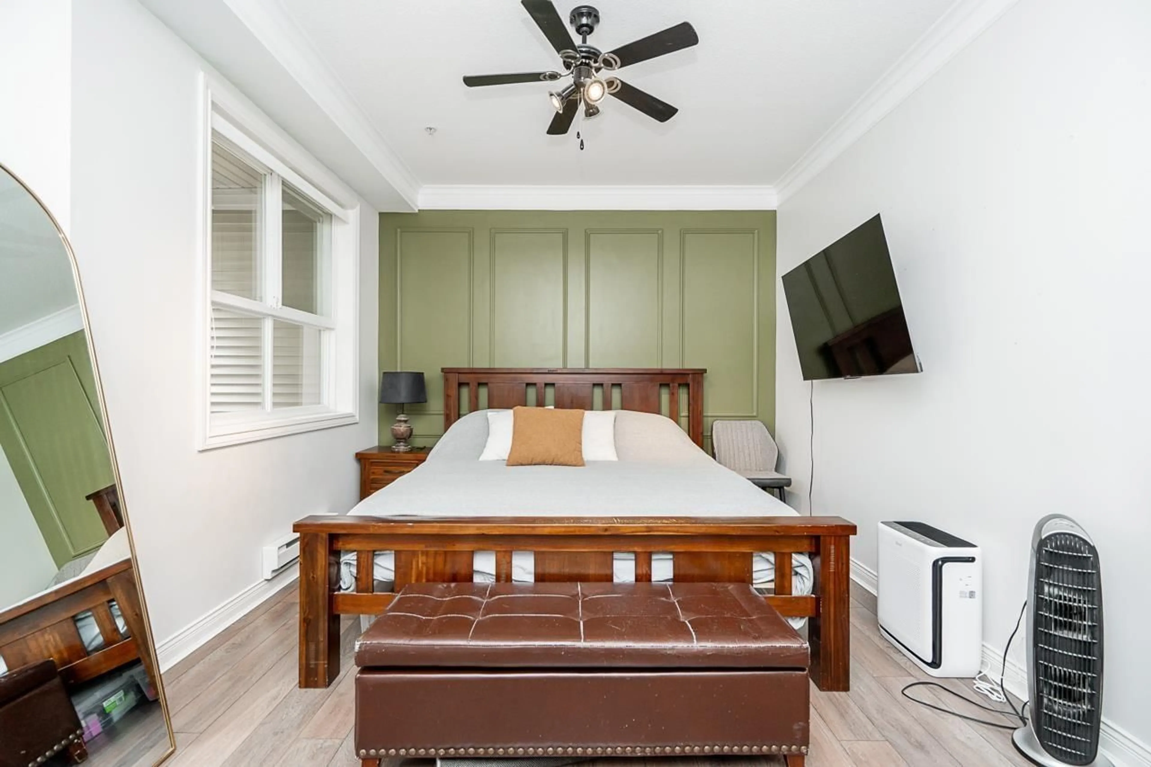 Bedroom with bed, wood/laminate floor for 116 - 8115 121A STREET, Surrey British Columbia V3W1J2