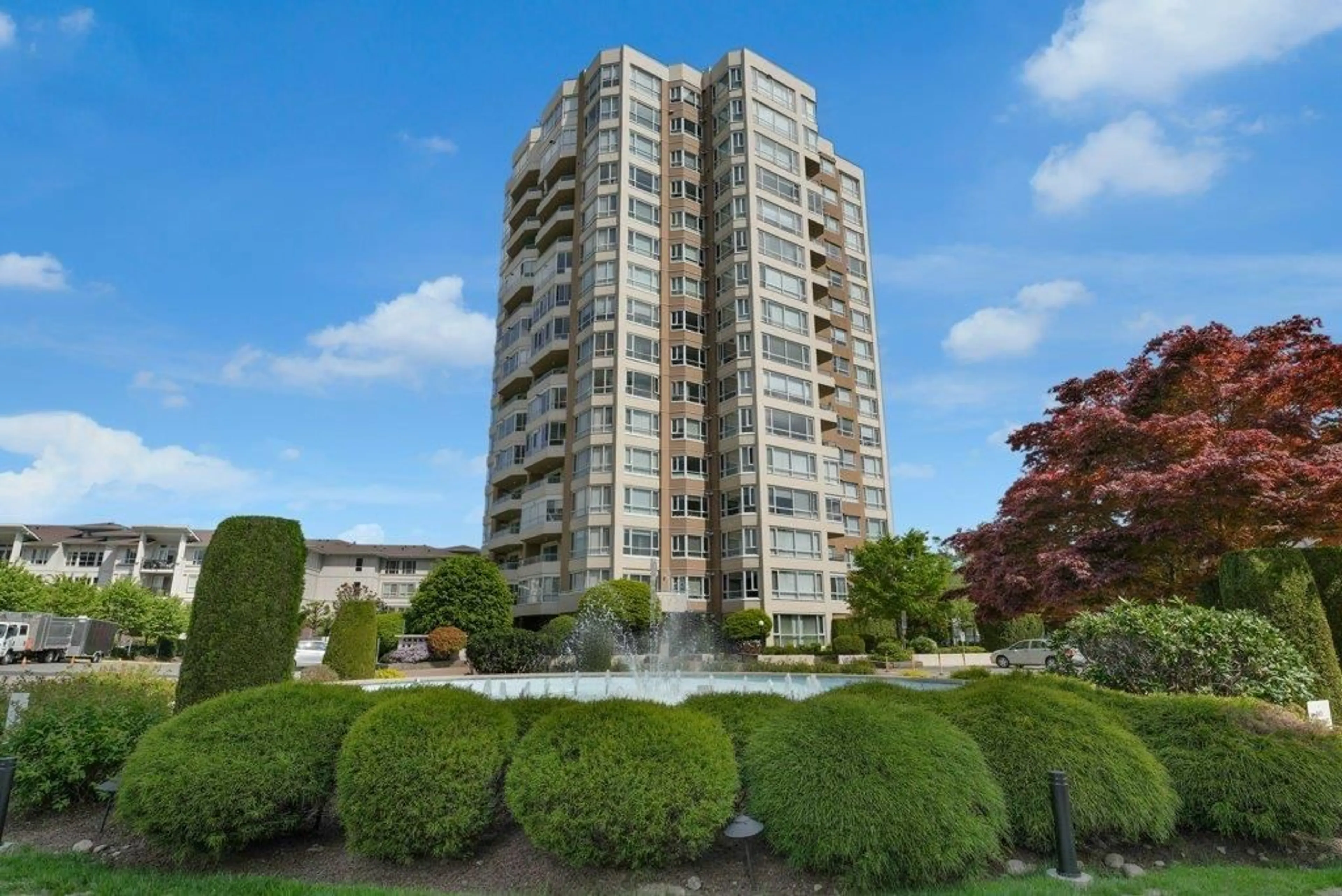 A pic from outside/outdoor area/front of a property/back of a property/a pic from drone, building for 204 - 3190 GLADWIN ROAD, Abbotsford British Columbia V2T5T2