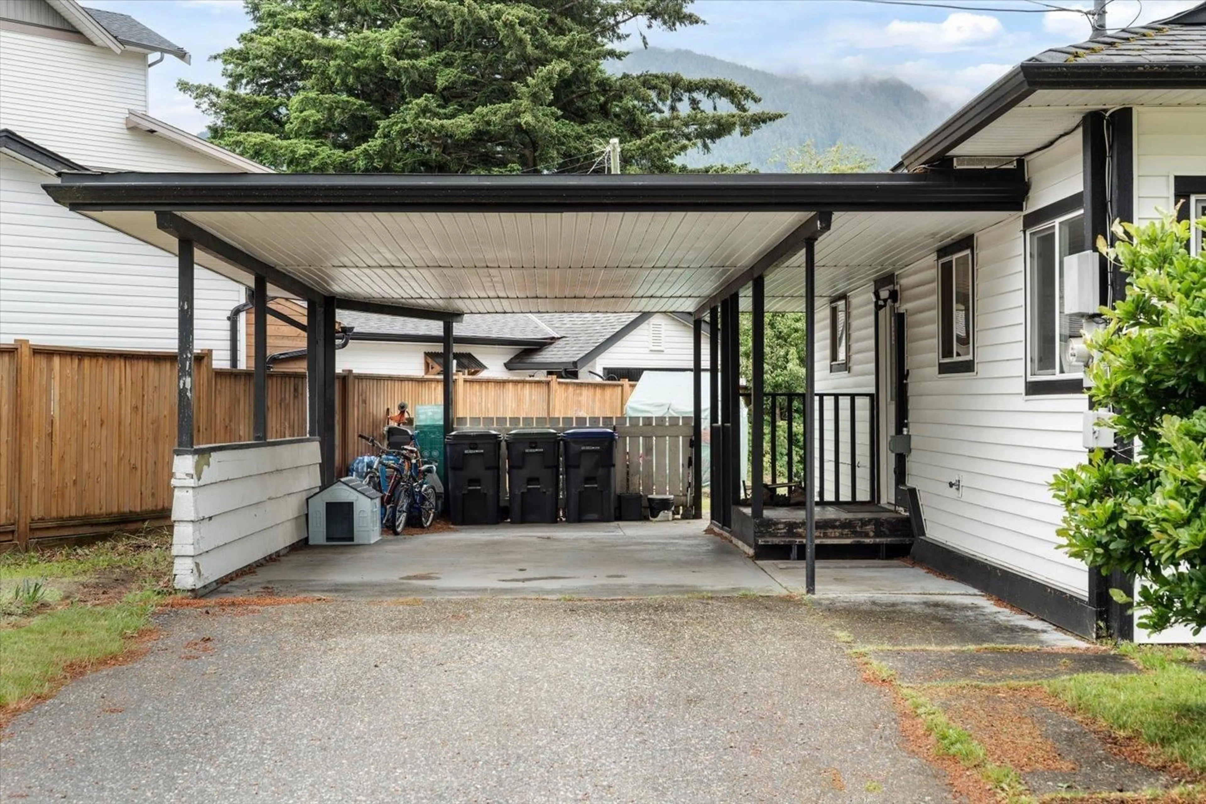 Patio, street for 439 5TH AVENUE, Hope British Columbia V0X1L0