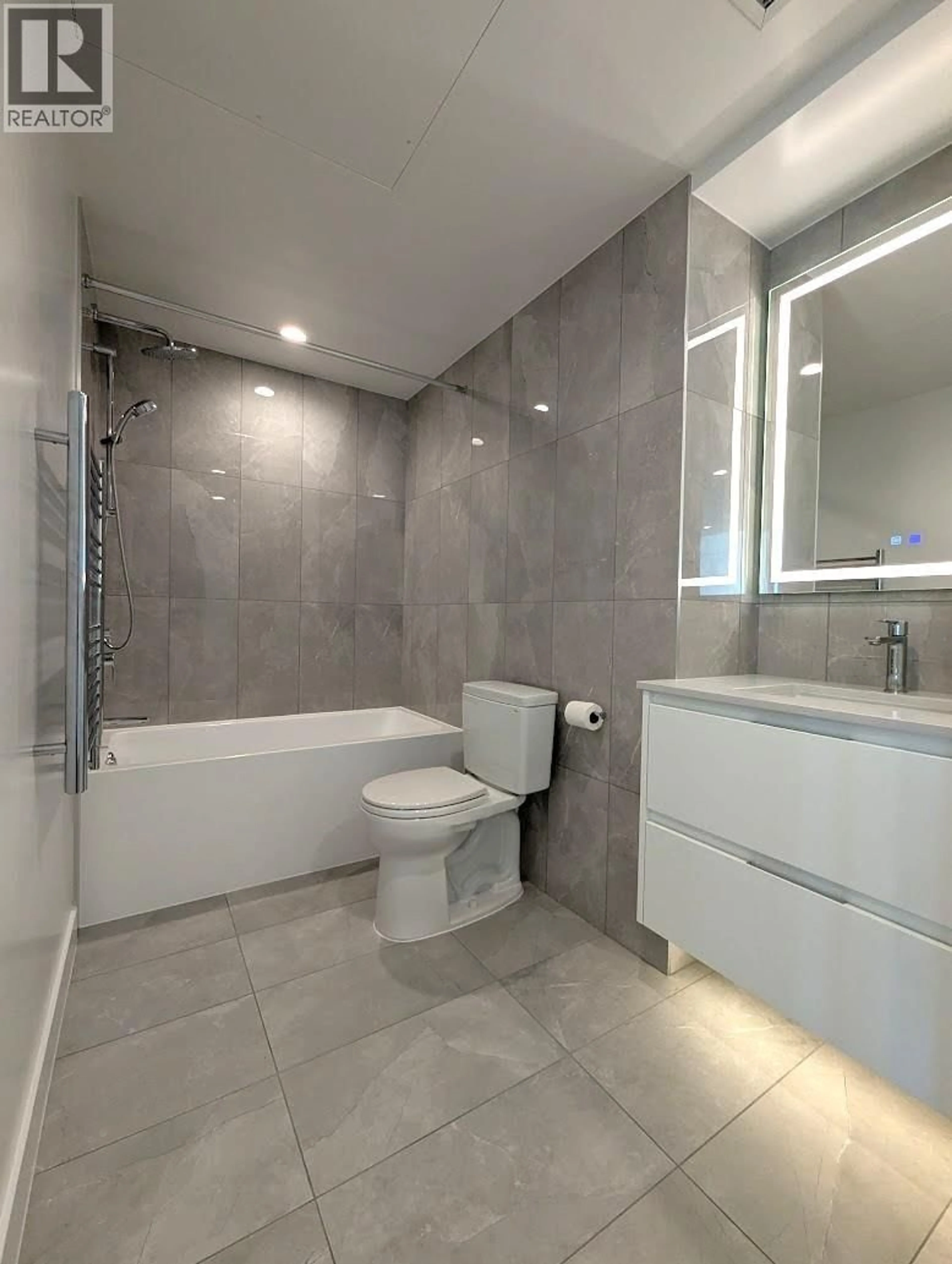 Contemporary bathroom, ceramic/tile floor for 1408 - 5685 HALLEY AVENUE, Burnaby British Columbia V5H0L9