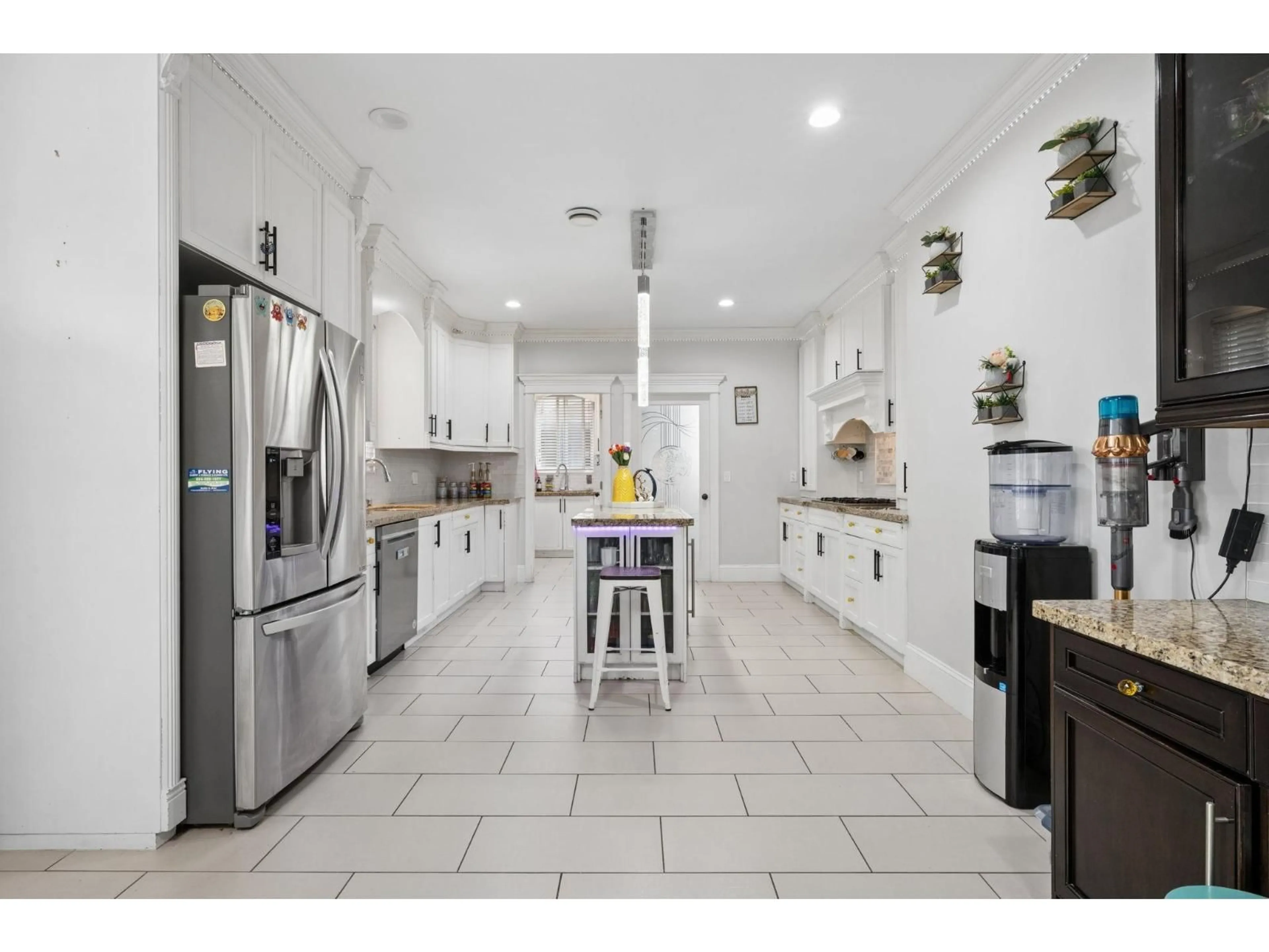 Open concept kitchen, ceramic/tile floor for 5840 134 STREET, Surrey British Columbia V3X0A3