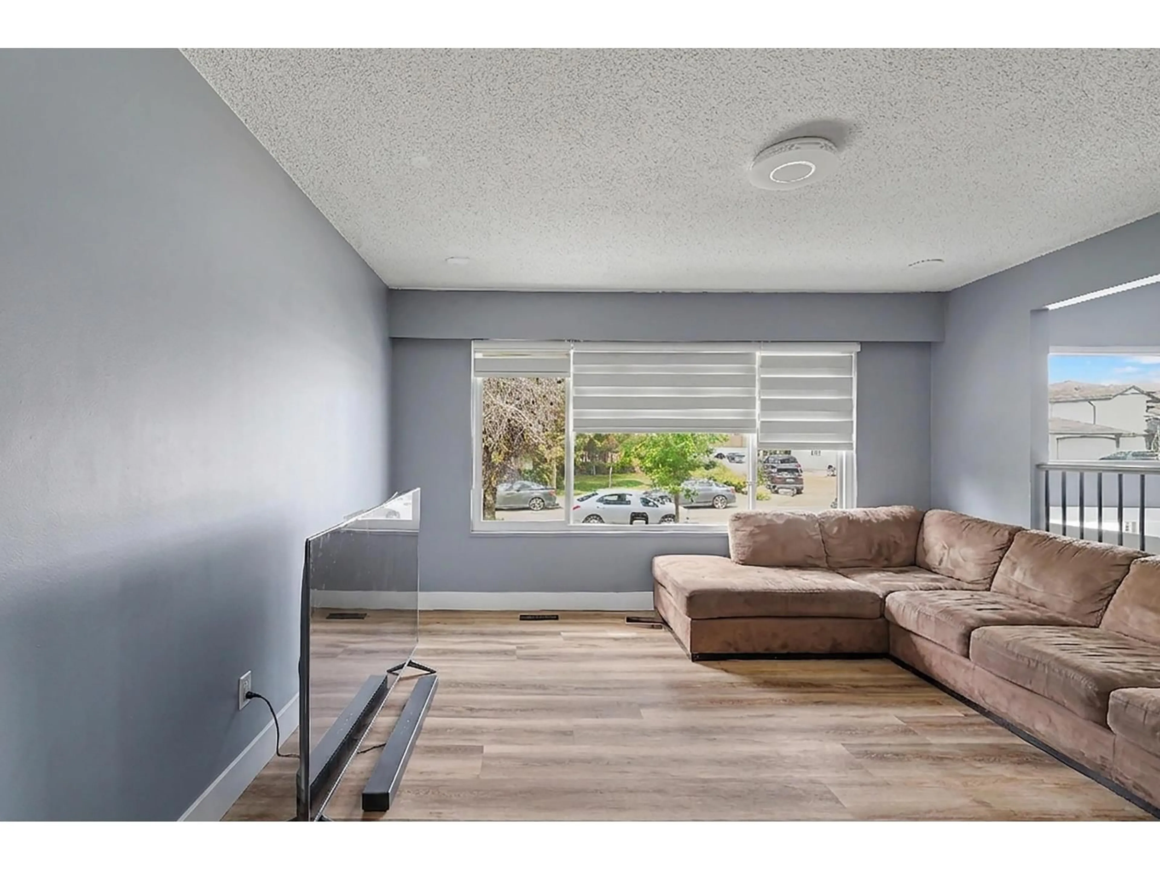 Living room with furniture, unknown for 9024 123A STREET, Surrey British Columbia V3V6K3