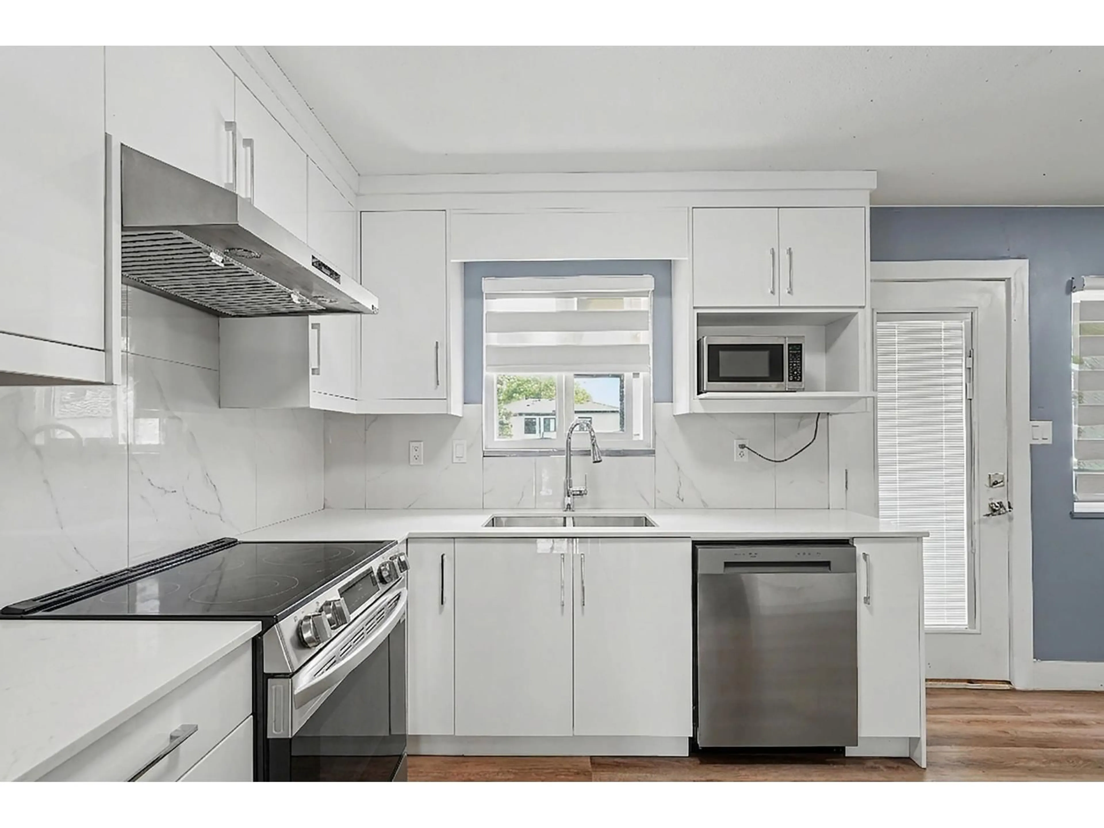 Standard kitchen, unknown for 9024 123A STREET, Surrey British Columbia V3V6K3
