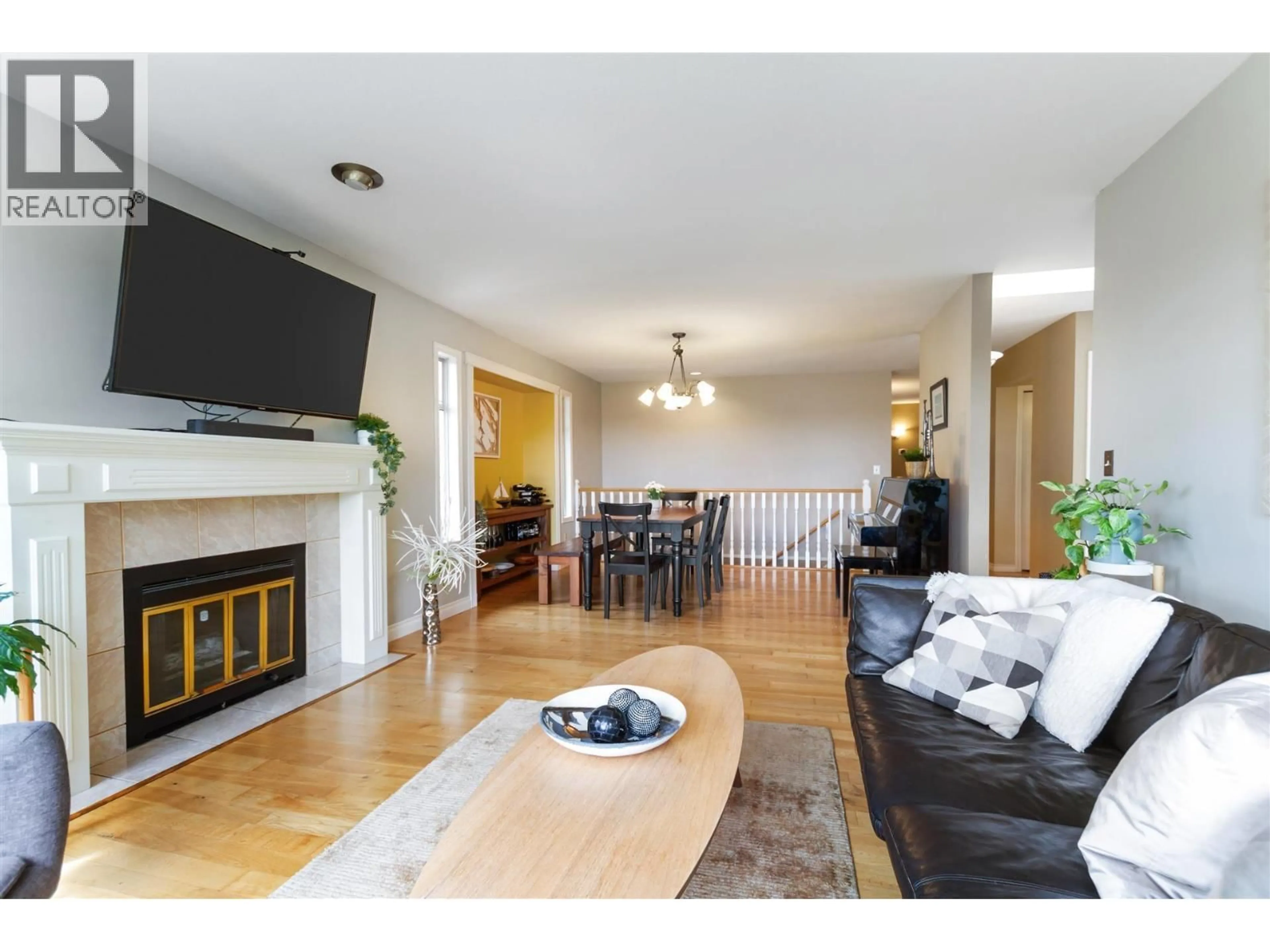 Living room with furniture, wood/laminate floor for 84 RAVINE DRIVE, Port Moody British Columbia V3H4T8
