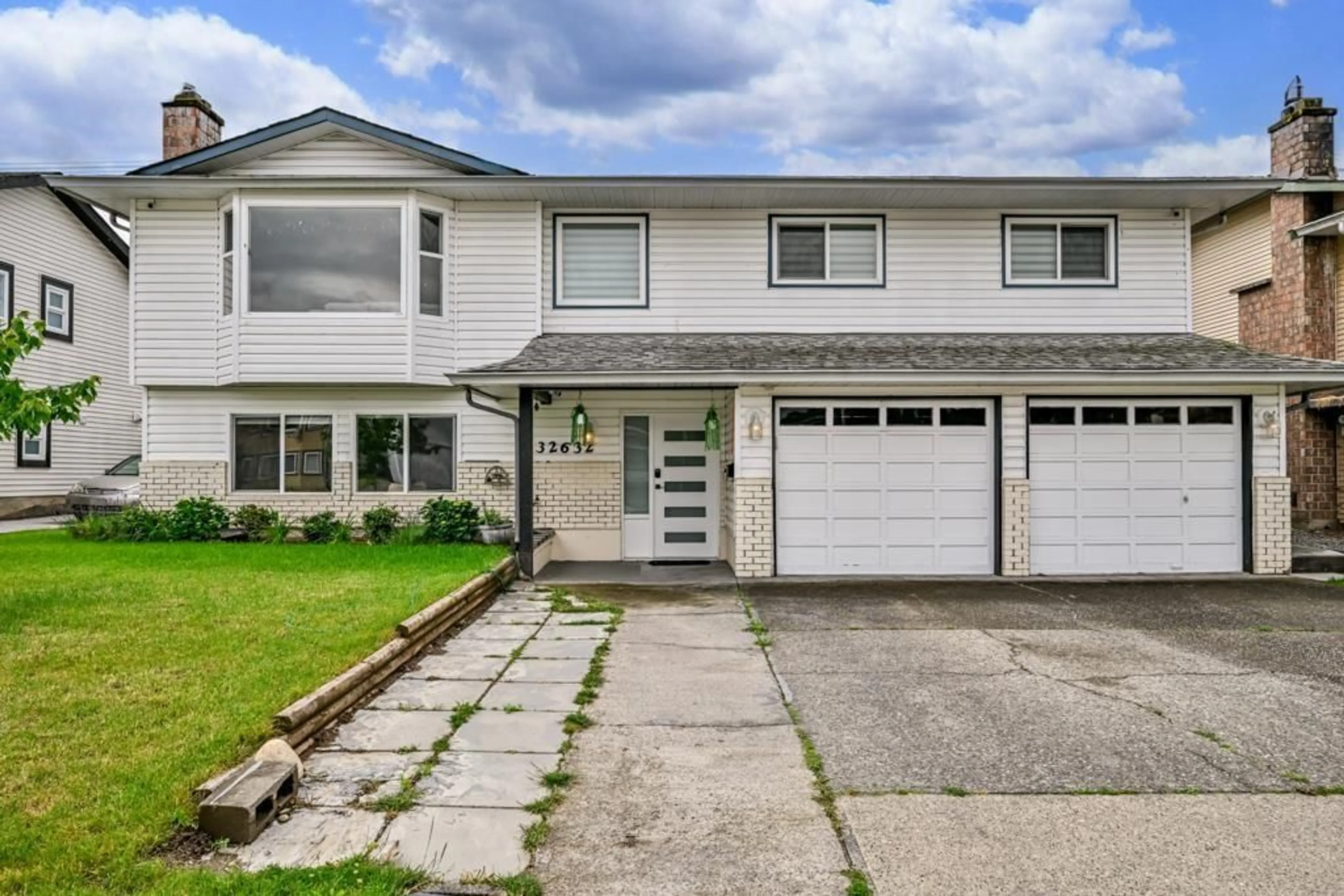 Home with vinyl exterior material, street for 32632 HAIDA DRIVE, Abbotsford British Columbia V2T4Z5